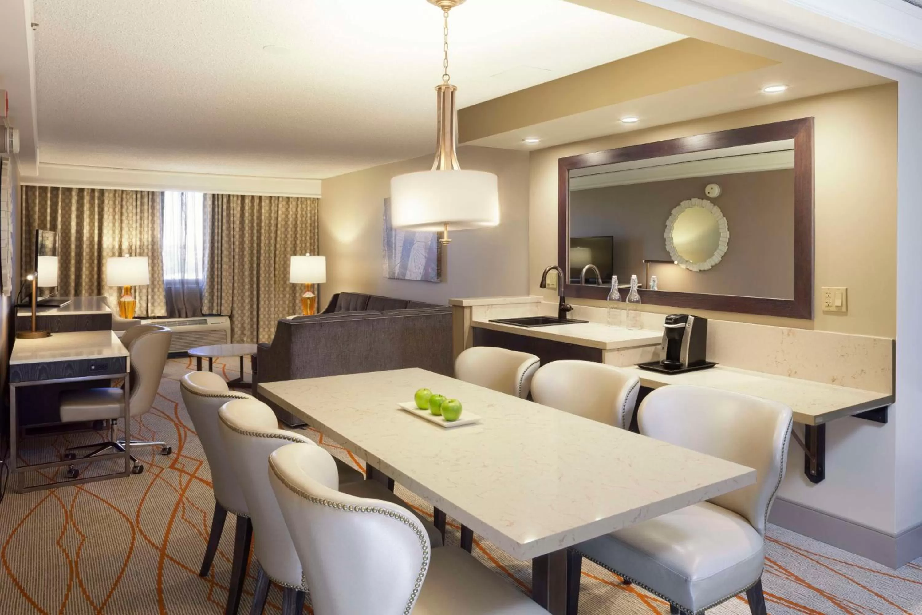 Living room, Lounge/Bar in DoubleTree by Hilton Denver Central Park