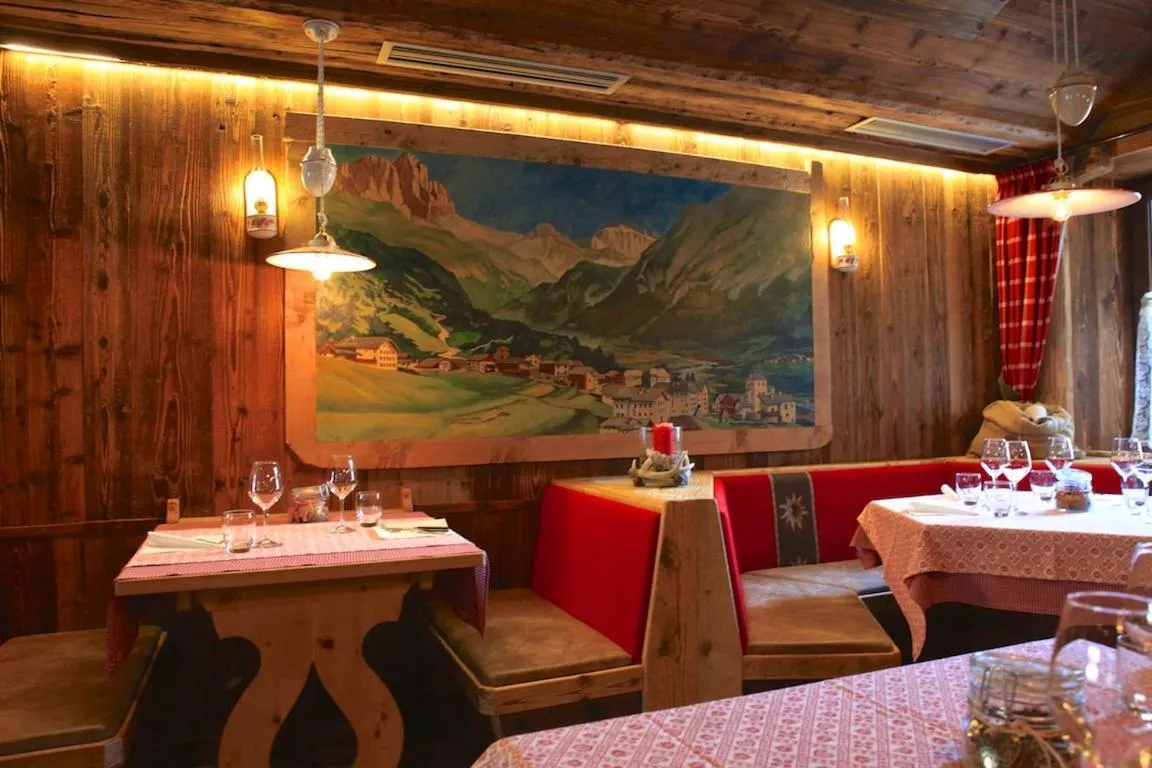 Restaurant/places to eat in Garnì Ladin