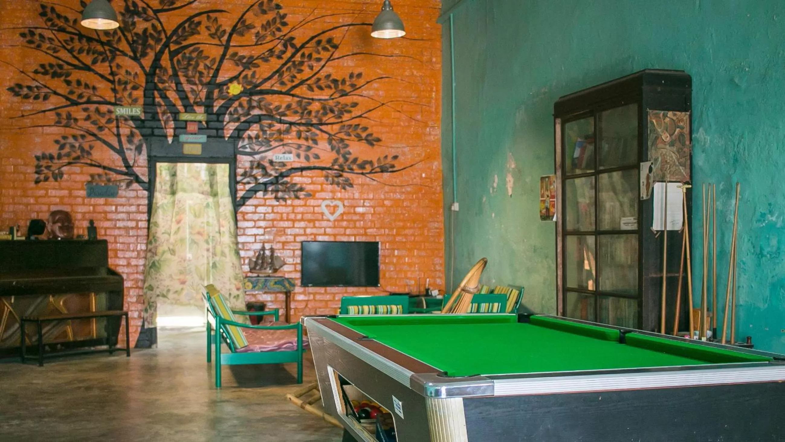 Communal lounge/ TV room in Voyage Guesthouse