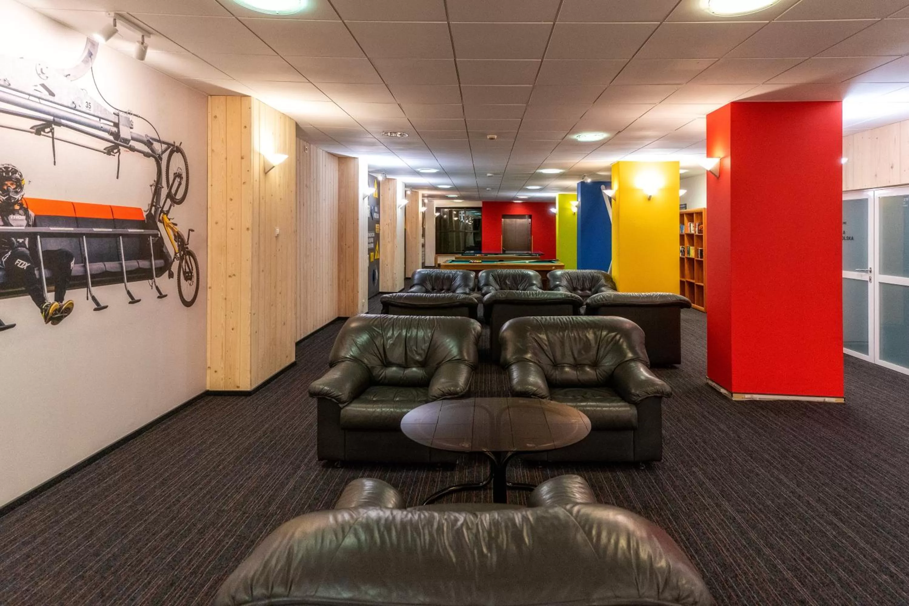 Seating area in Gronie Ski & Bike