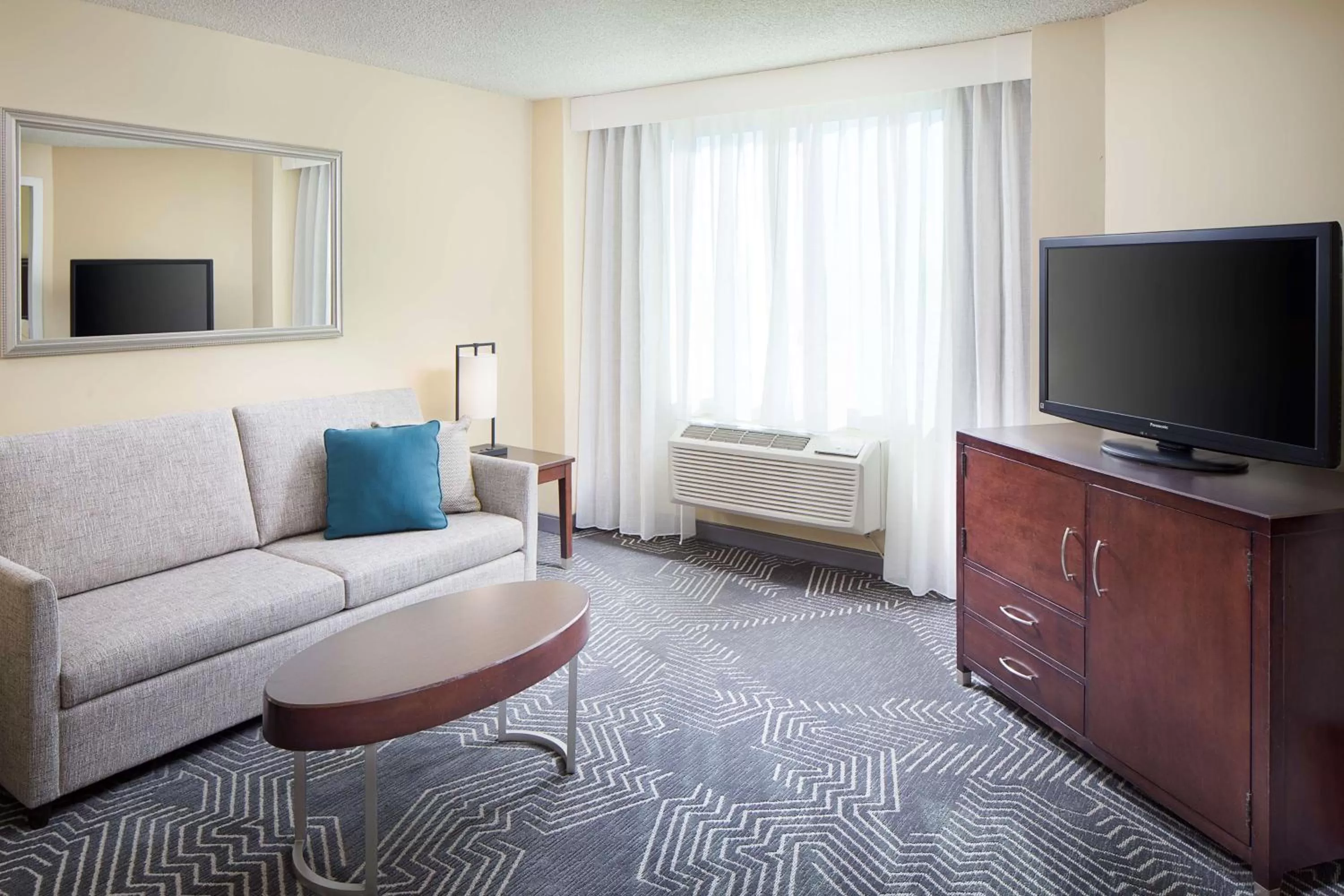 Living room in DoubleTree by Hilton Los Angeles/Commerce