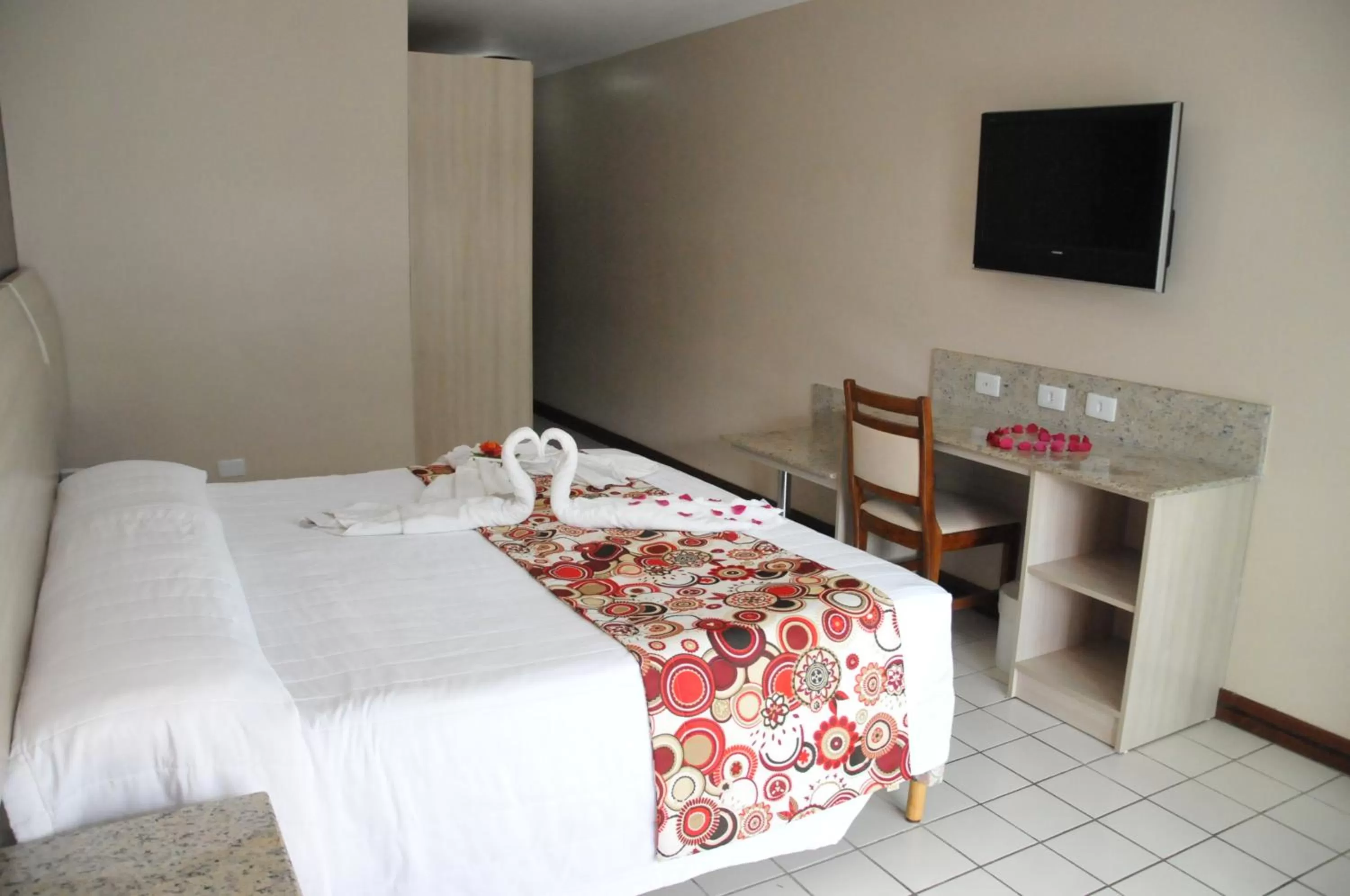 Photo of the whole room, Bed in Sueds Plaza