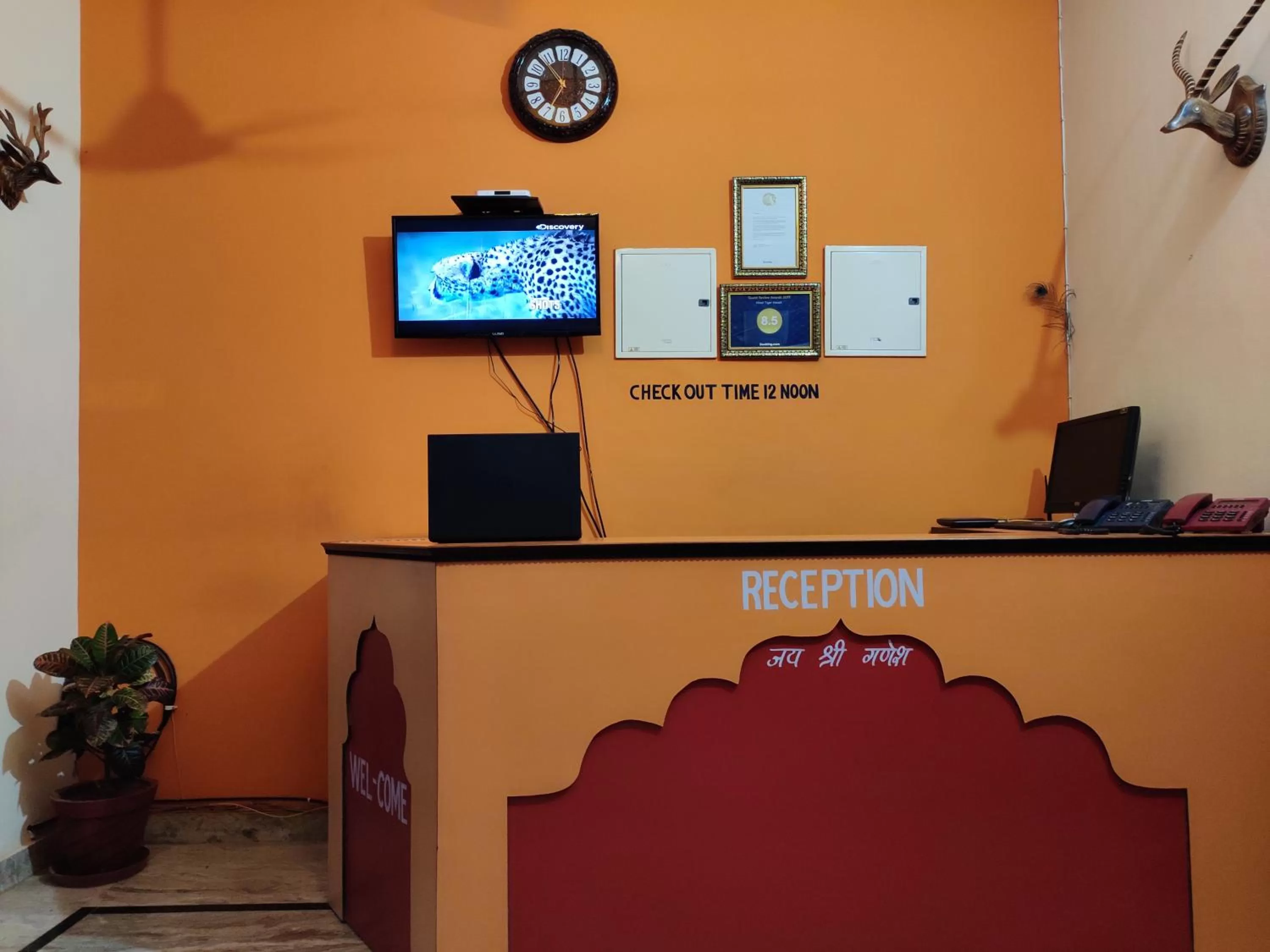 Lobby or reception, TV/Entertainment Center in Hotel Tiger Haveli
