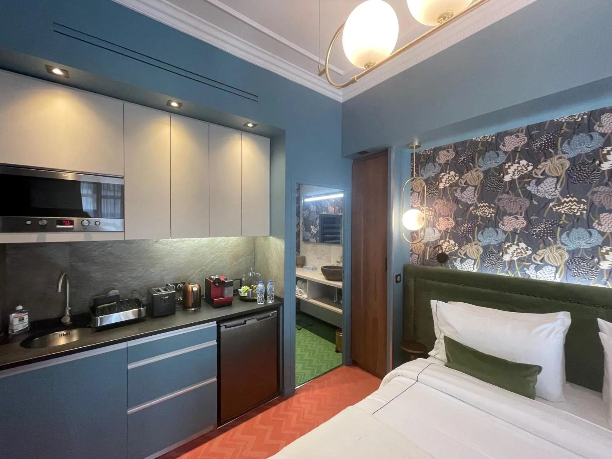 Kitchen or kitchenette, Bed in Hotel 33 Marbeuf