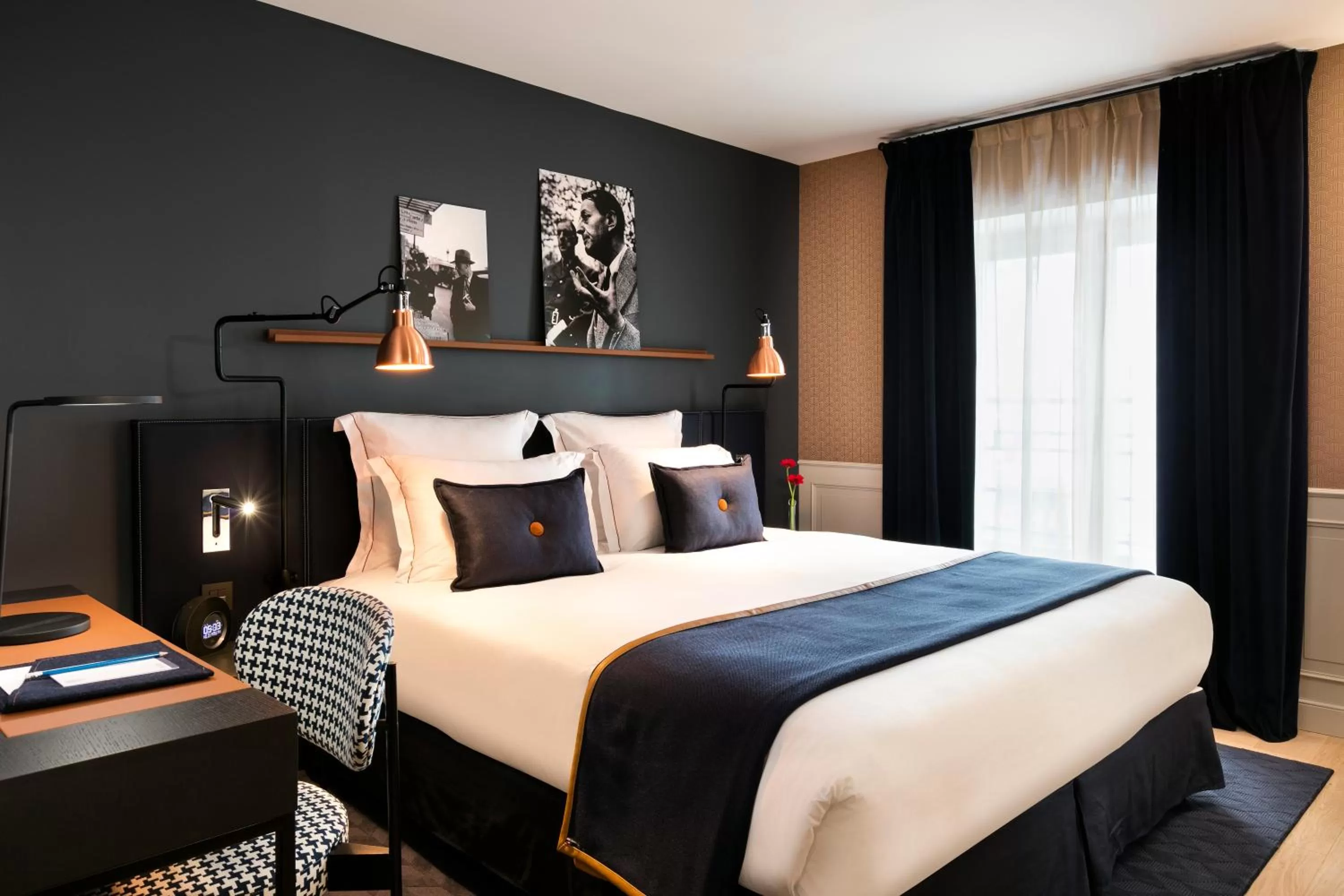 Photo of the whole room, Bed in Hôtel Square Louvois