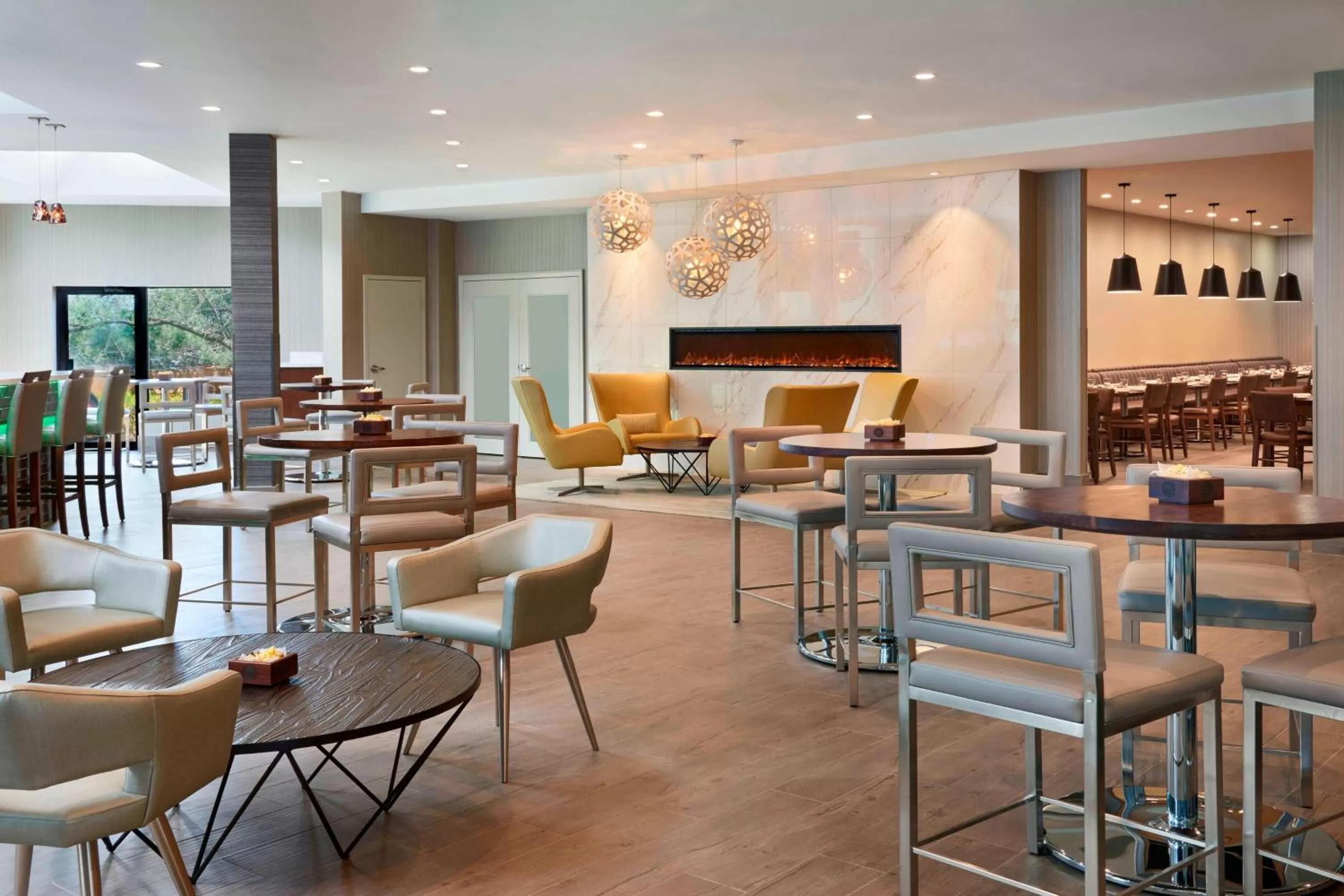 Lounge or bar in Four Points by Sheraton Toronto Airport
