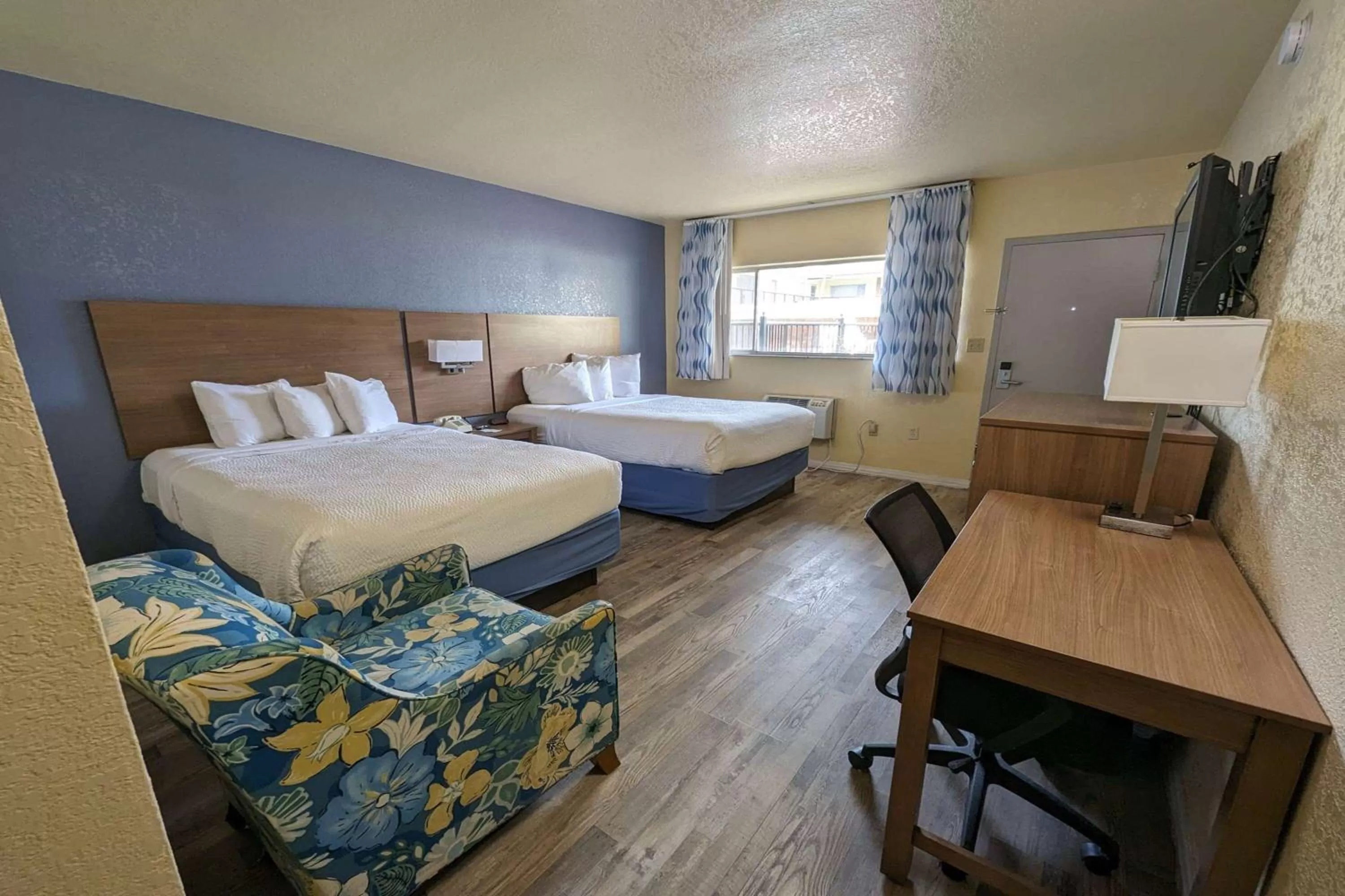 Photo of the whole room, Bed in University Inn