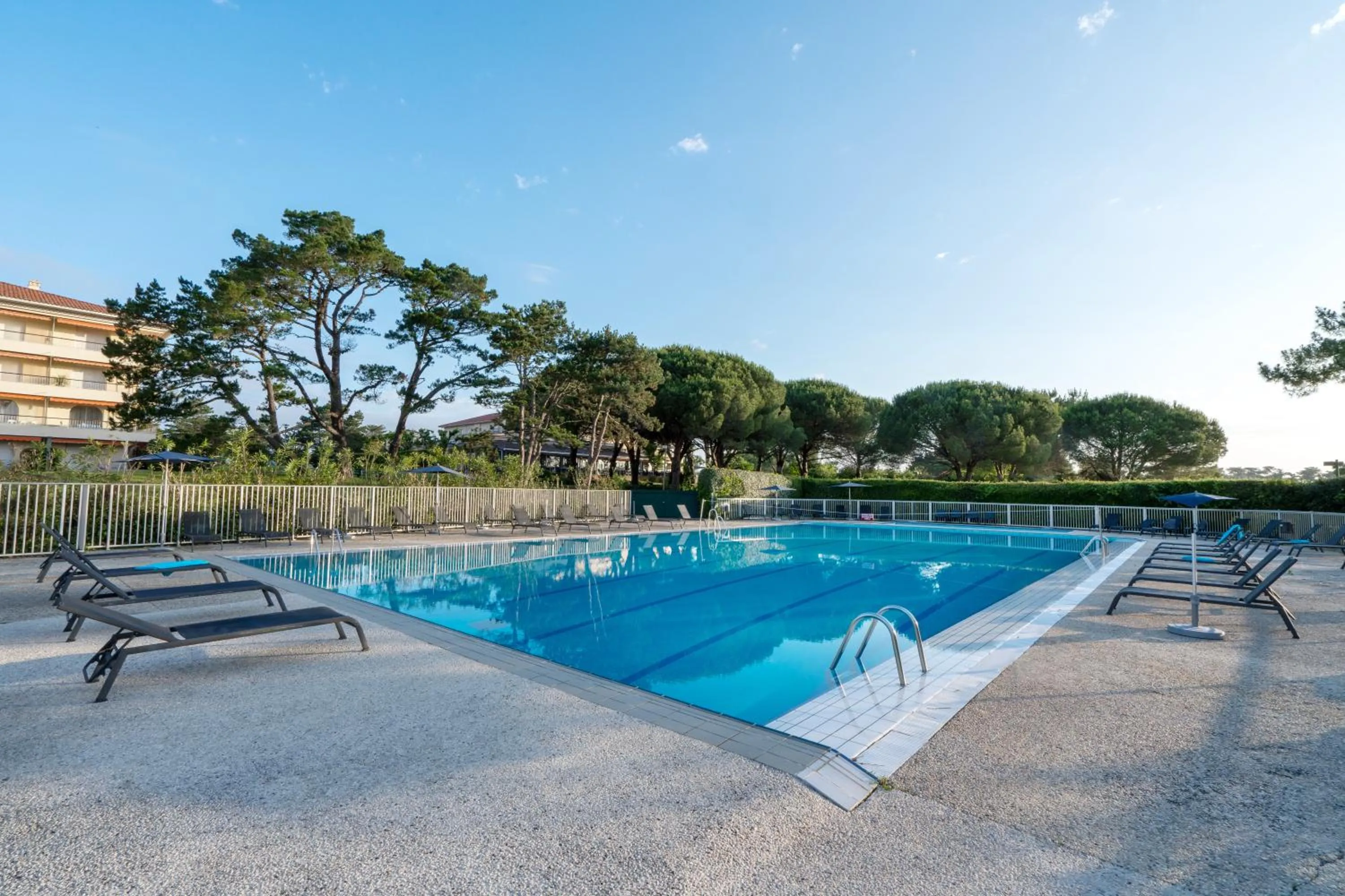 Swimming pool in Hôtel et Résidence de Chiberta et du Golf