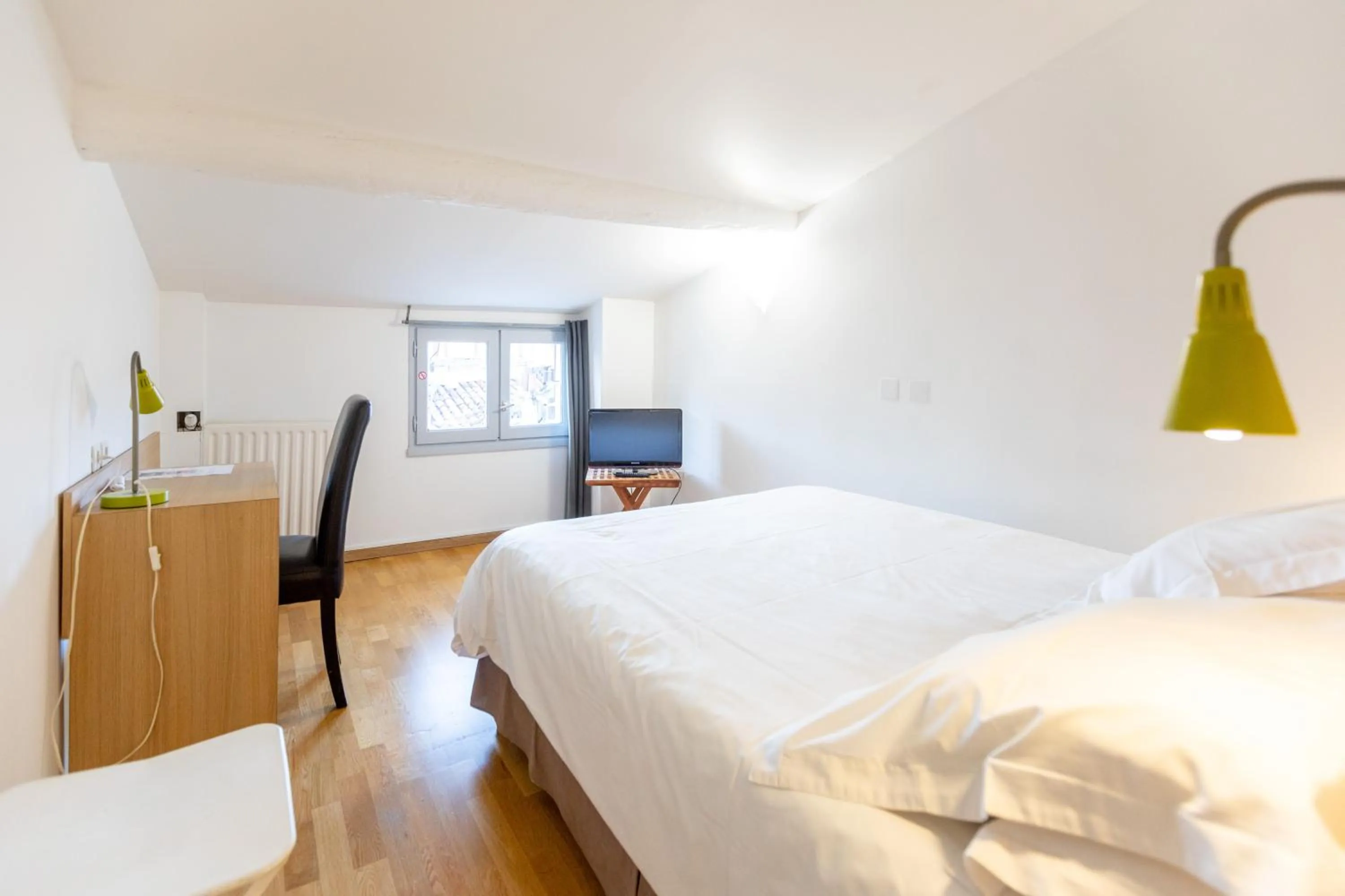 Bed in Hôtel Edmond Rostand