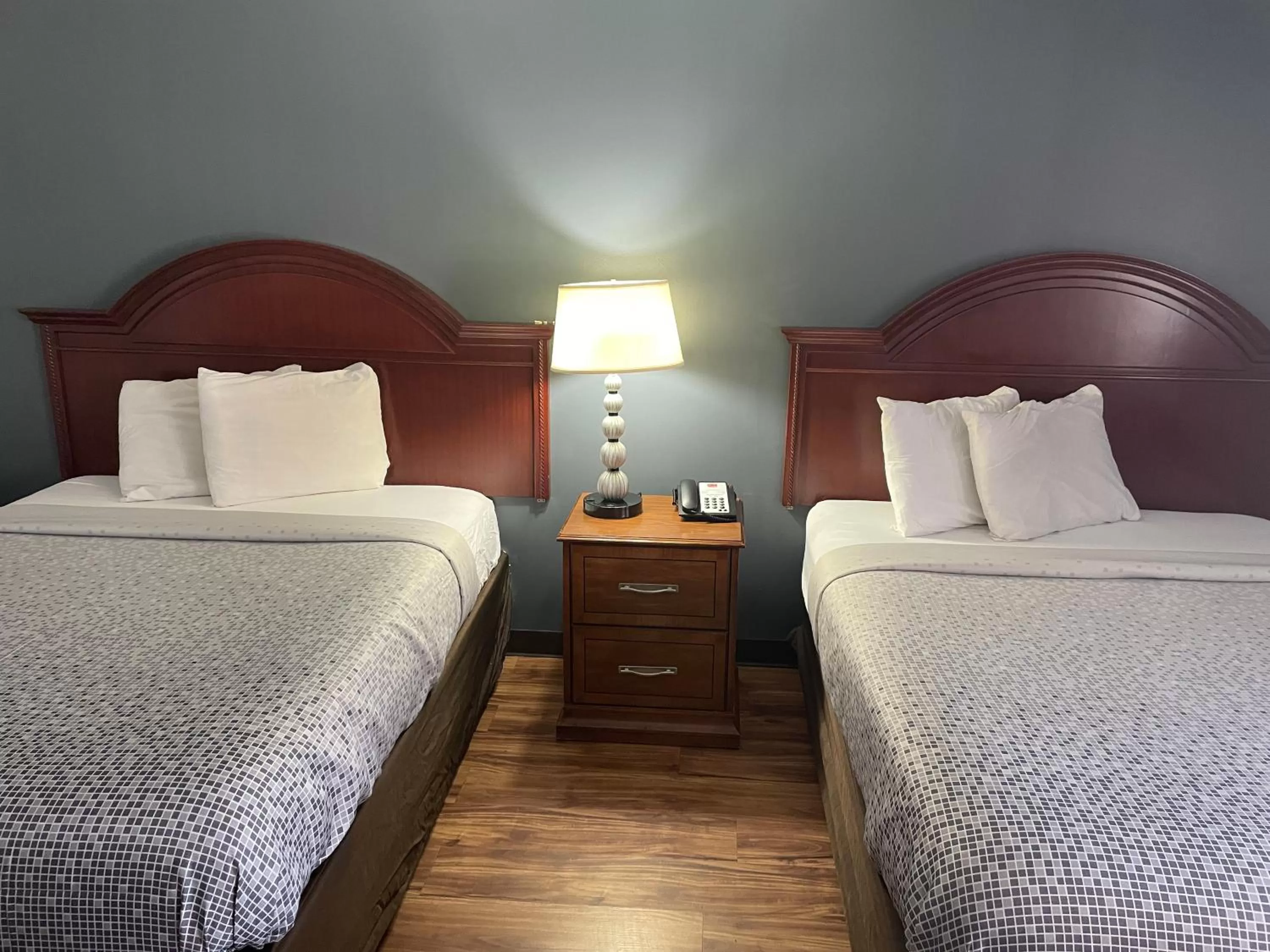 Photo of the whole room, Bed in Econo Lodge Jefferson Hills Hwy 51