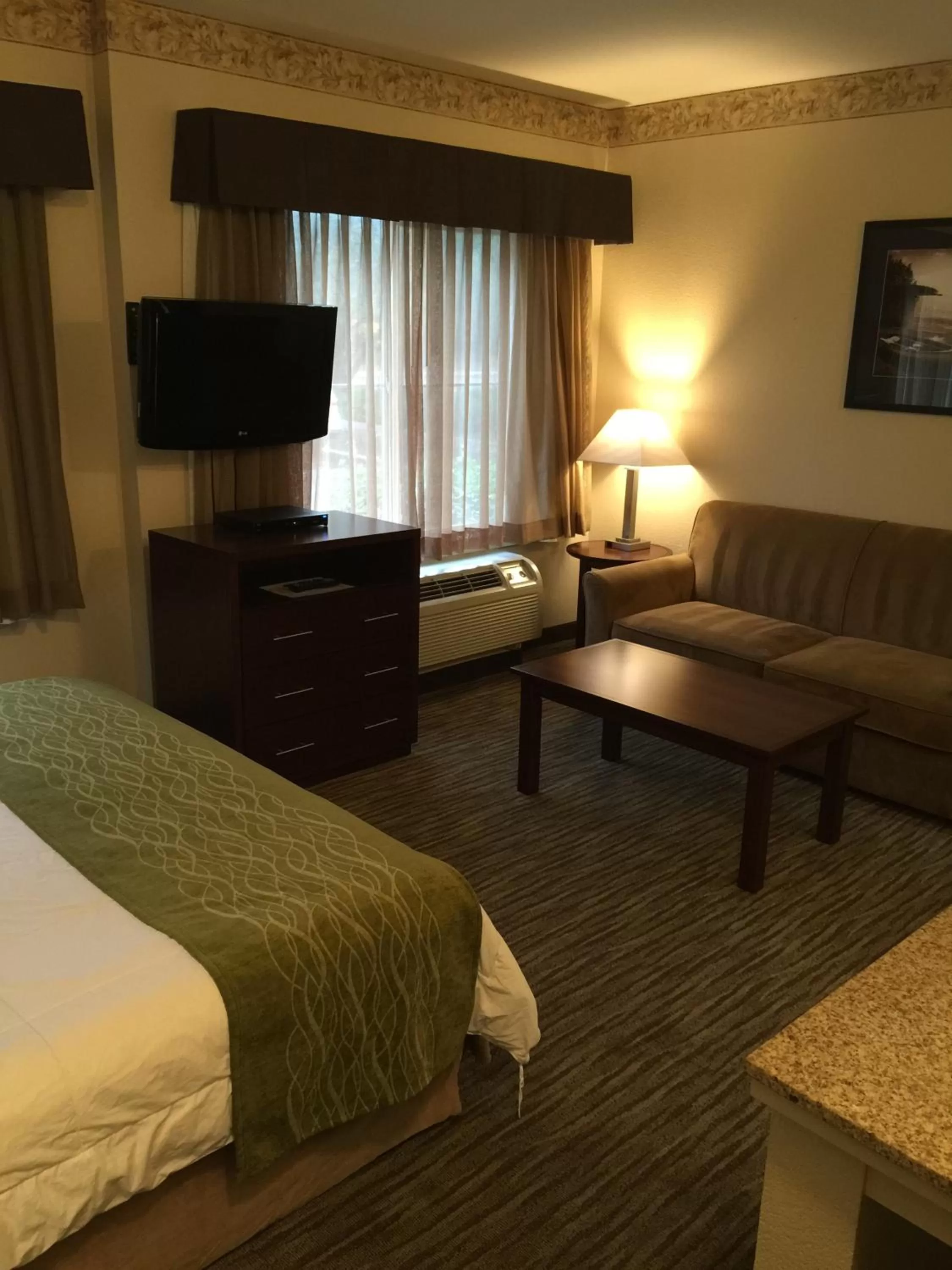 Photo of the whole room, Bed in Hawthorn Suites by Wyndham Rancho Cordova/Folsom