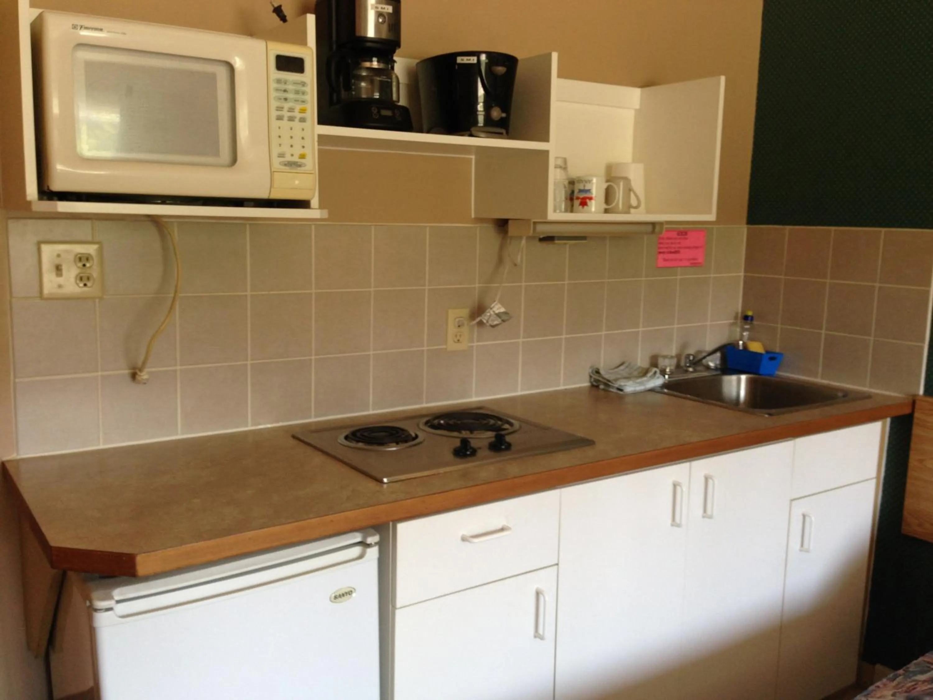 Kitchen or kitchenette in Sundre Motor Inn