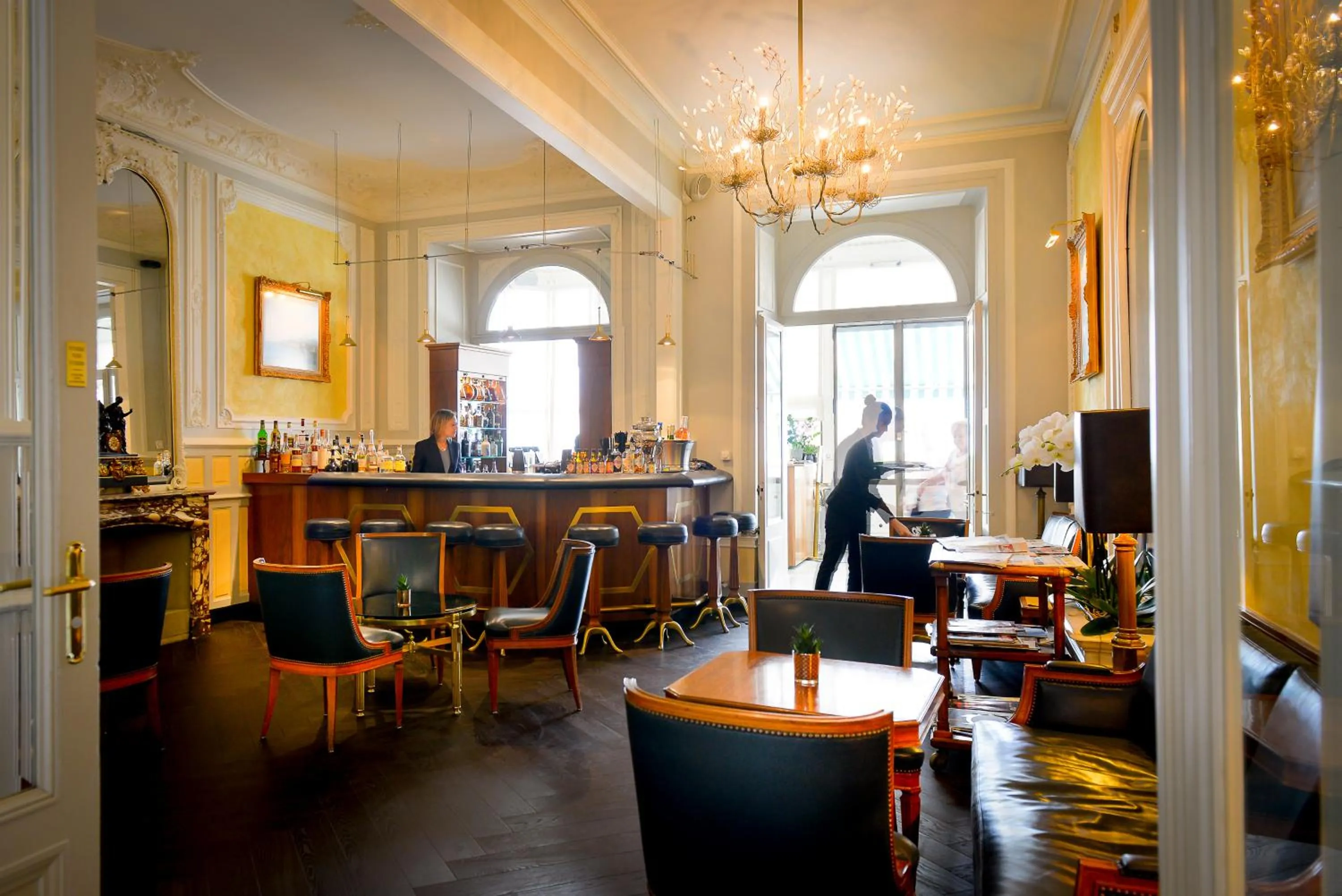 Lounge or bar in Hôtel Des Trois Couronnes & Spa - The Leading Hotels of the World