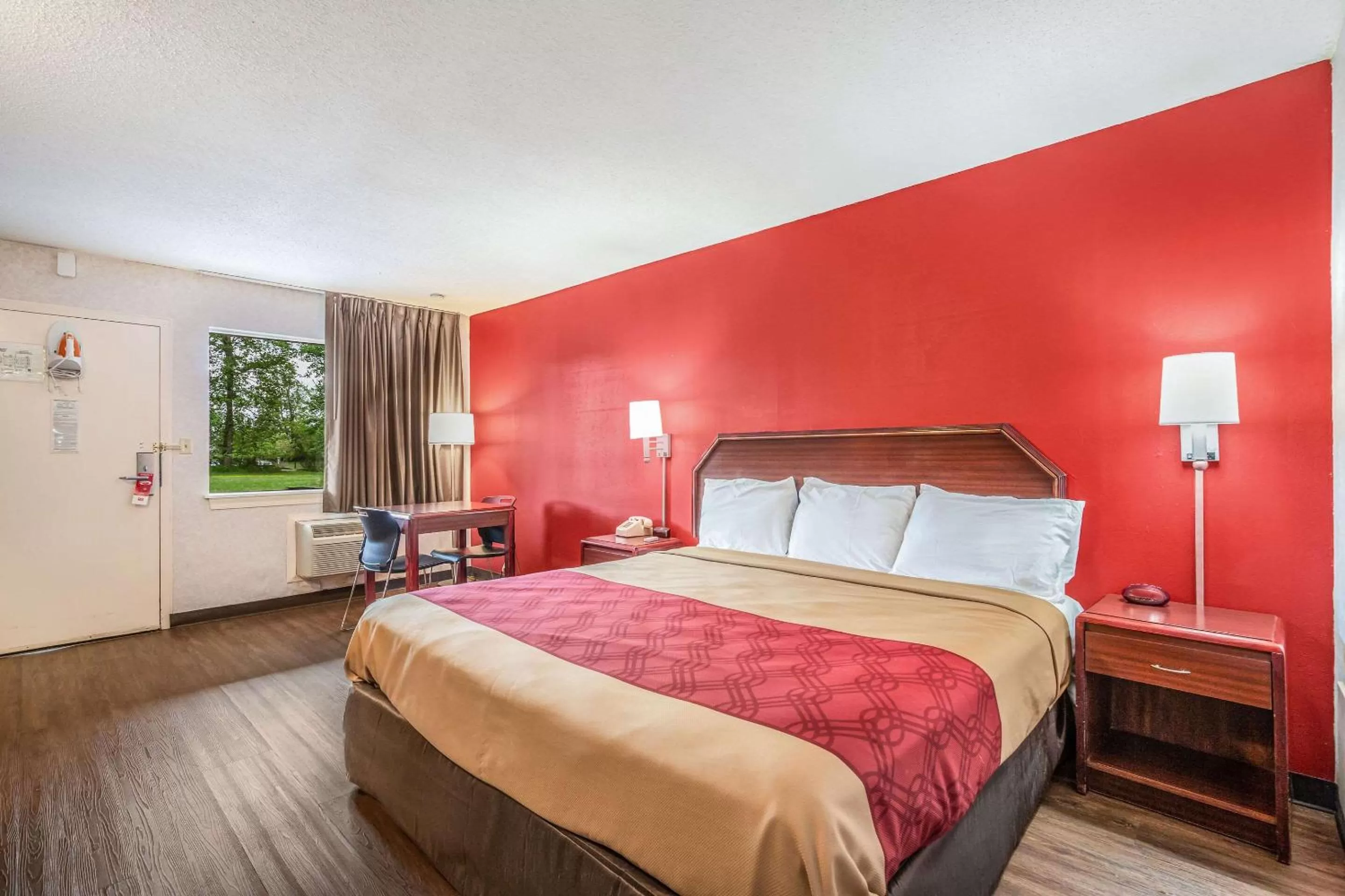 Photo of the whole room, Bed in Economy Inn