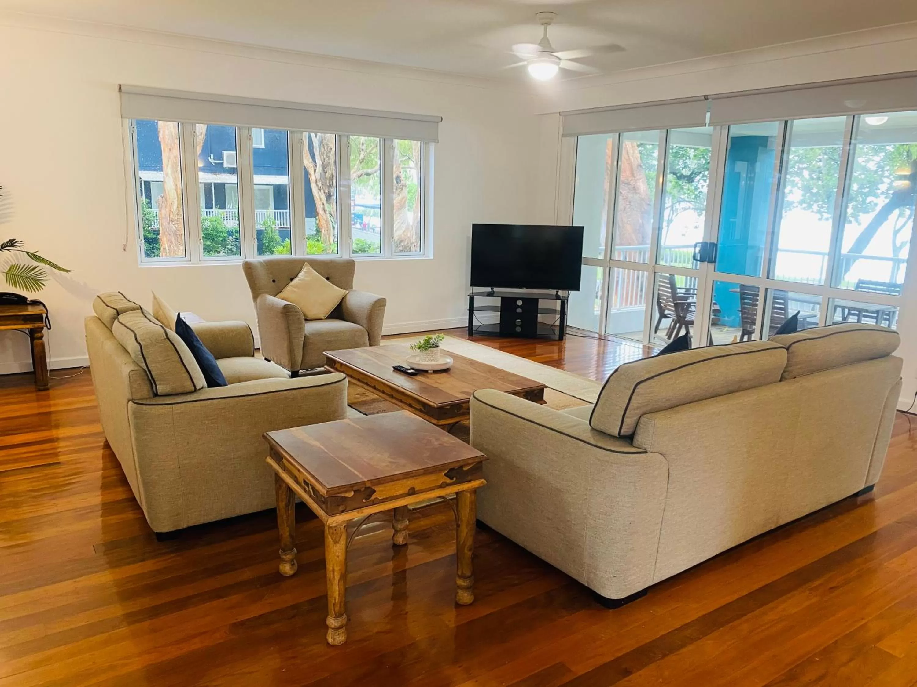 TV and multimedia in BeachView Apartments at Villa Paradiso