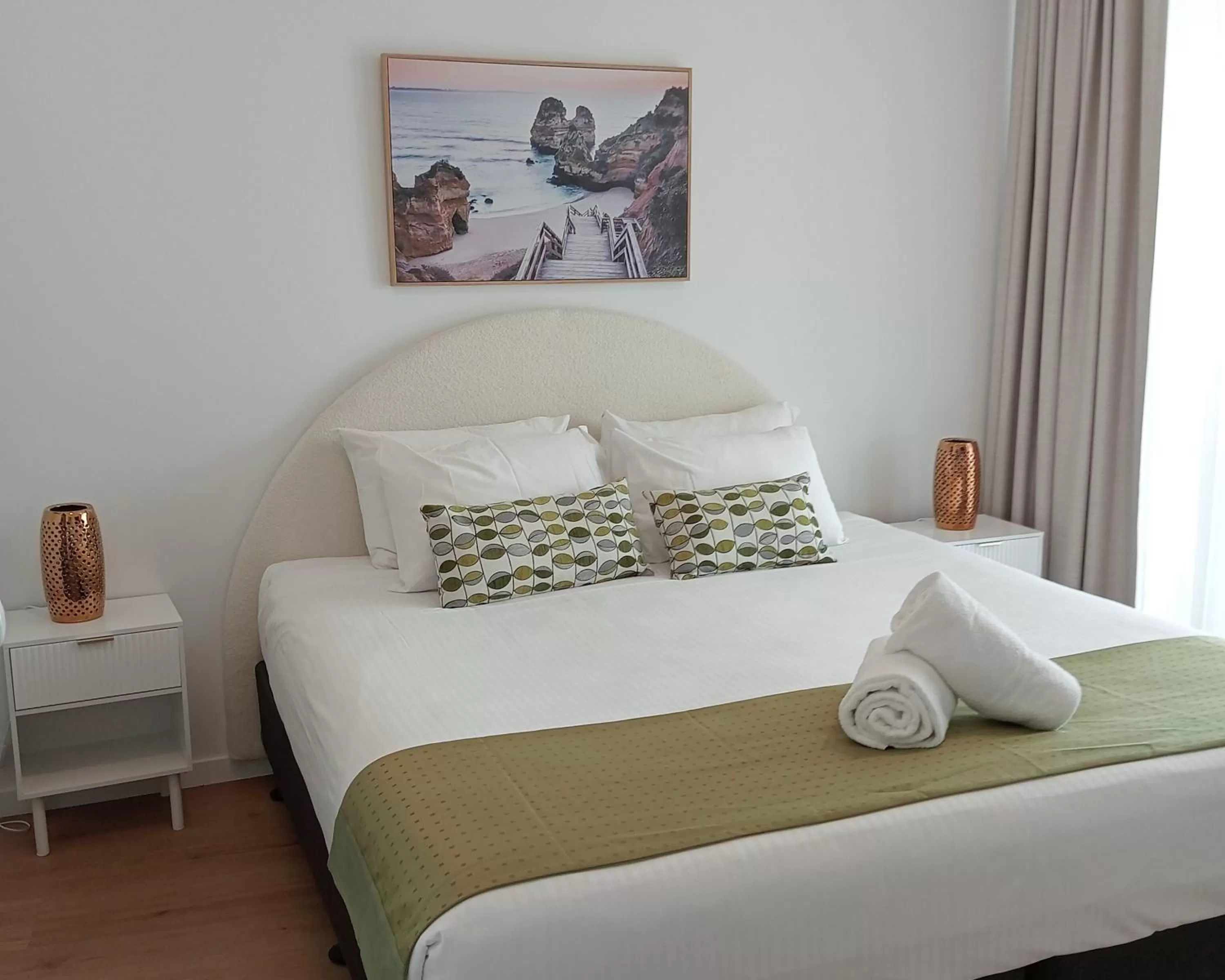 Bedroom, Bed in Alexandra on the Pacific