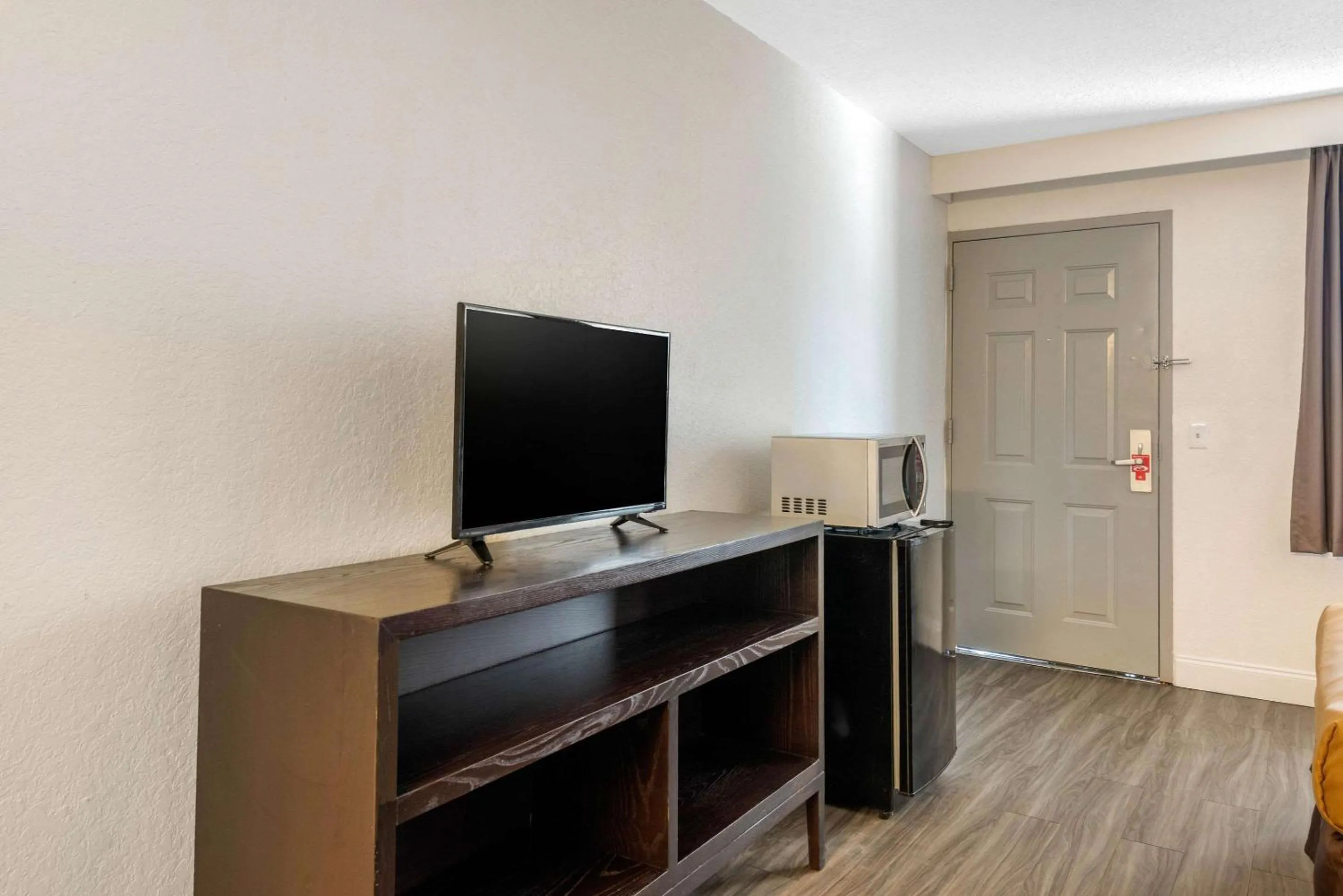 Photo of the whole room in Econo Lodge Airport - RJ Stadium