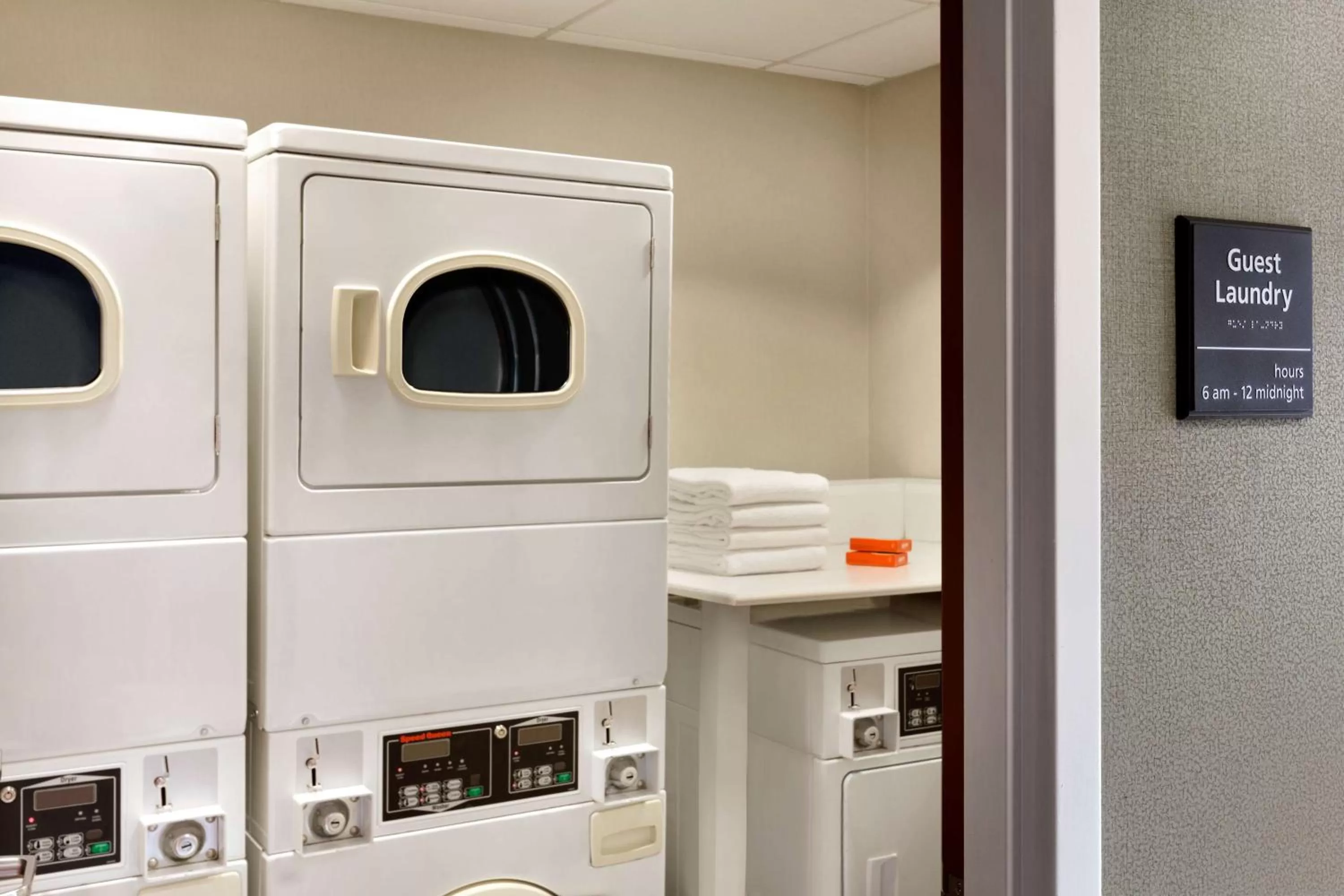 Property building in Hampton Inn & Suites by Hilton Manchester Bedford