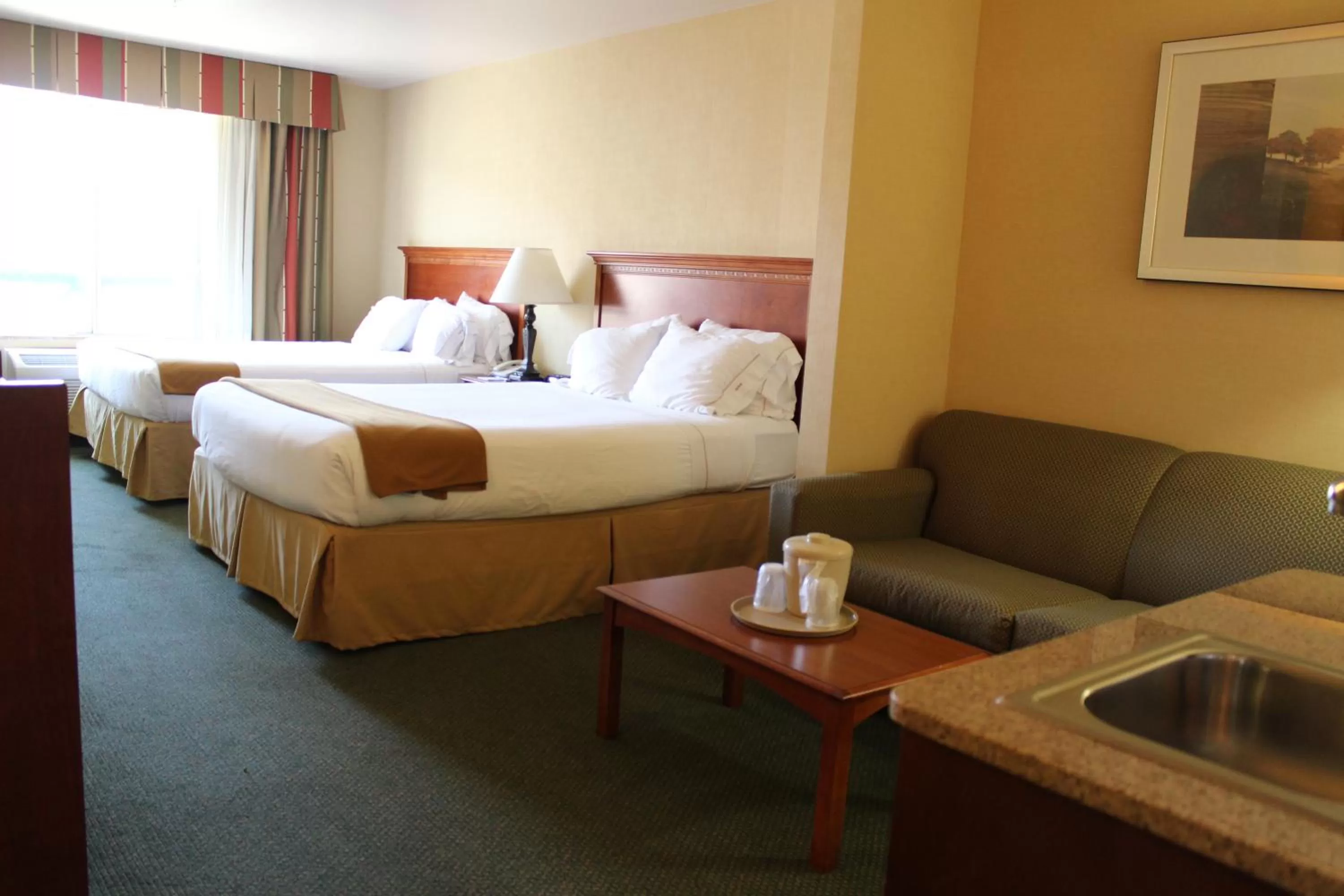 Bed in Holiday Inn Express Tehachapi by IHG