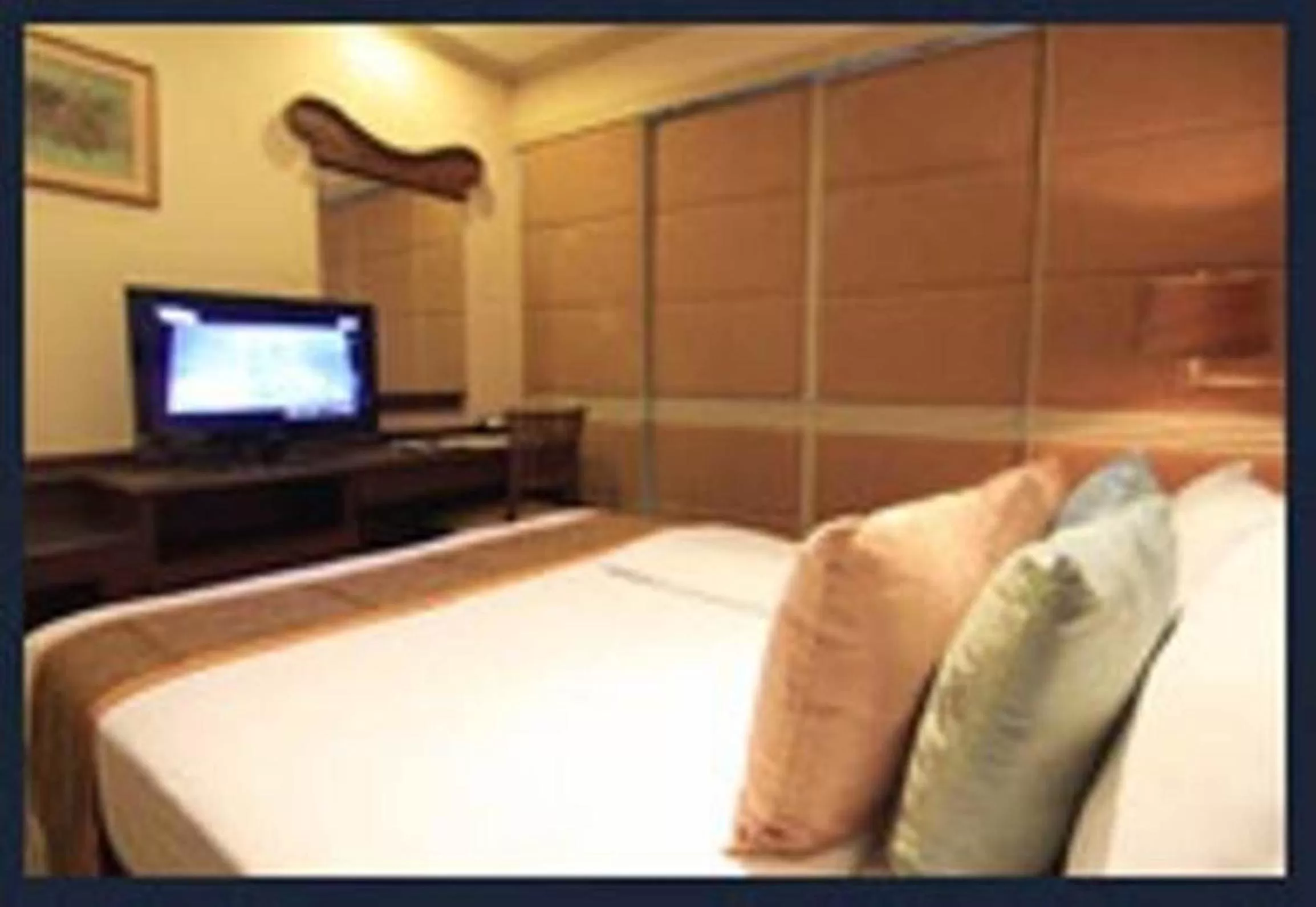 Bed in Majestic Suites Hotel