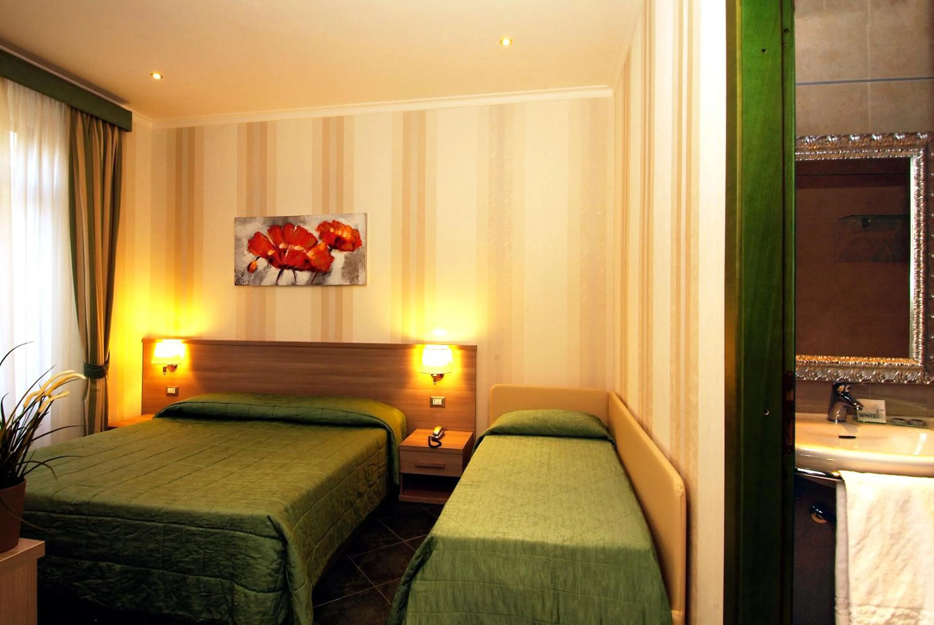 Bathroom, Bed in Hotel Argentina