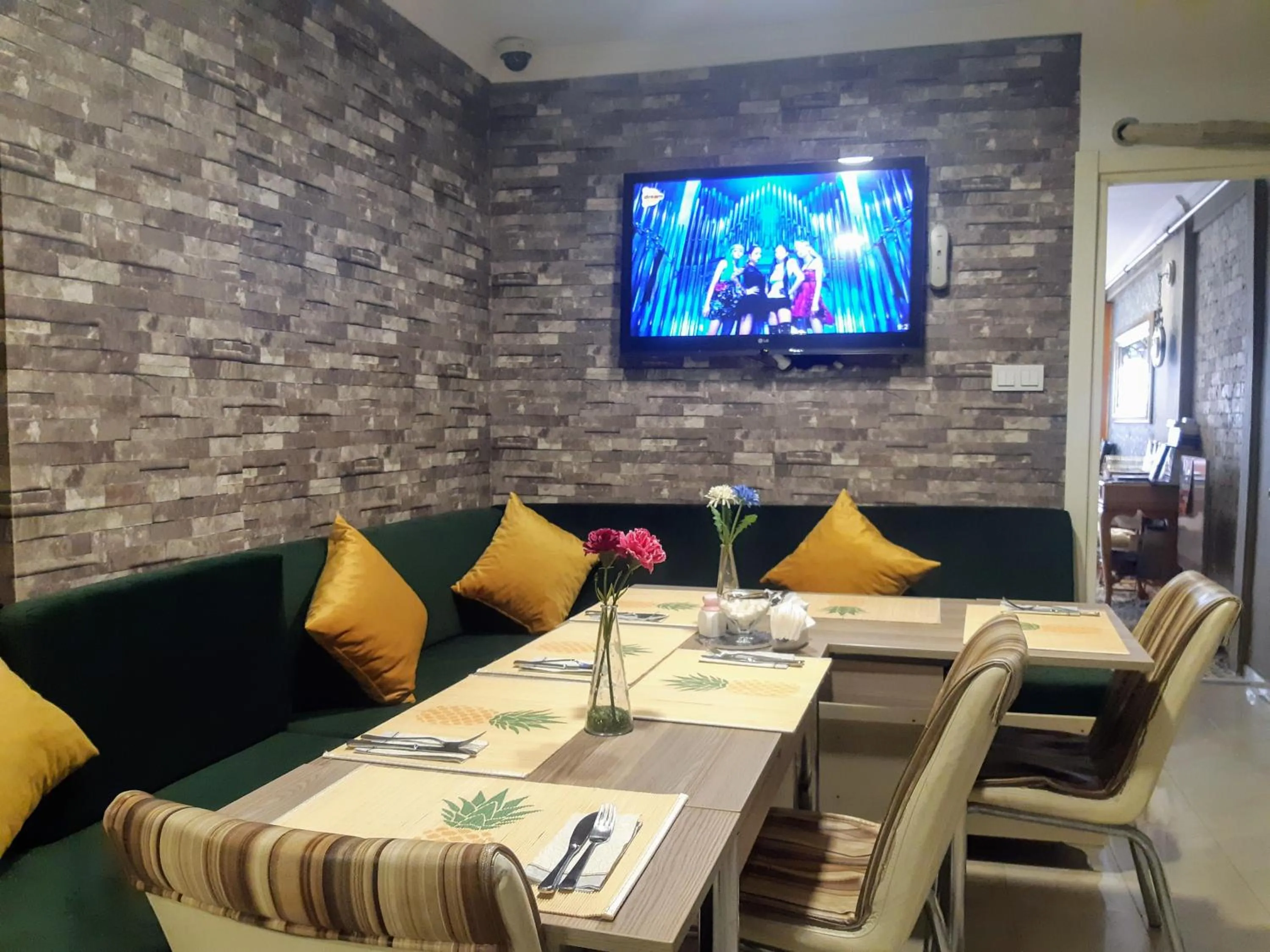 Restaurant/places to eat in Walnut Shell Hotel