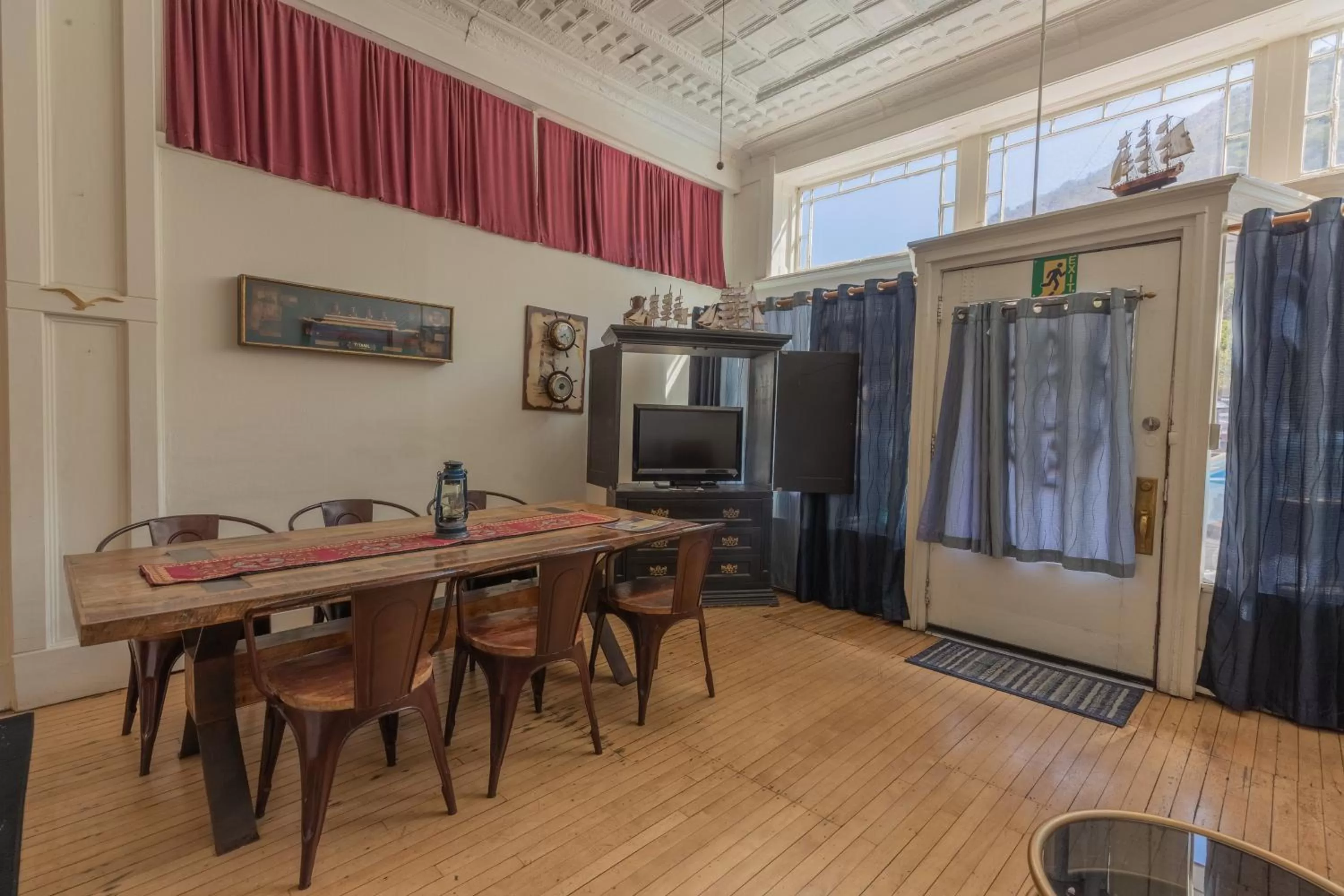 TV/Entertainment Center in Bisbee Grand Hotel