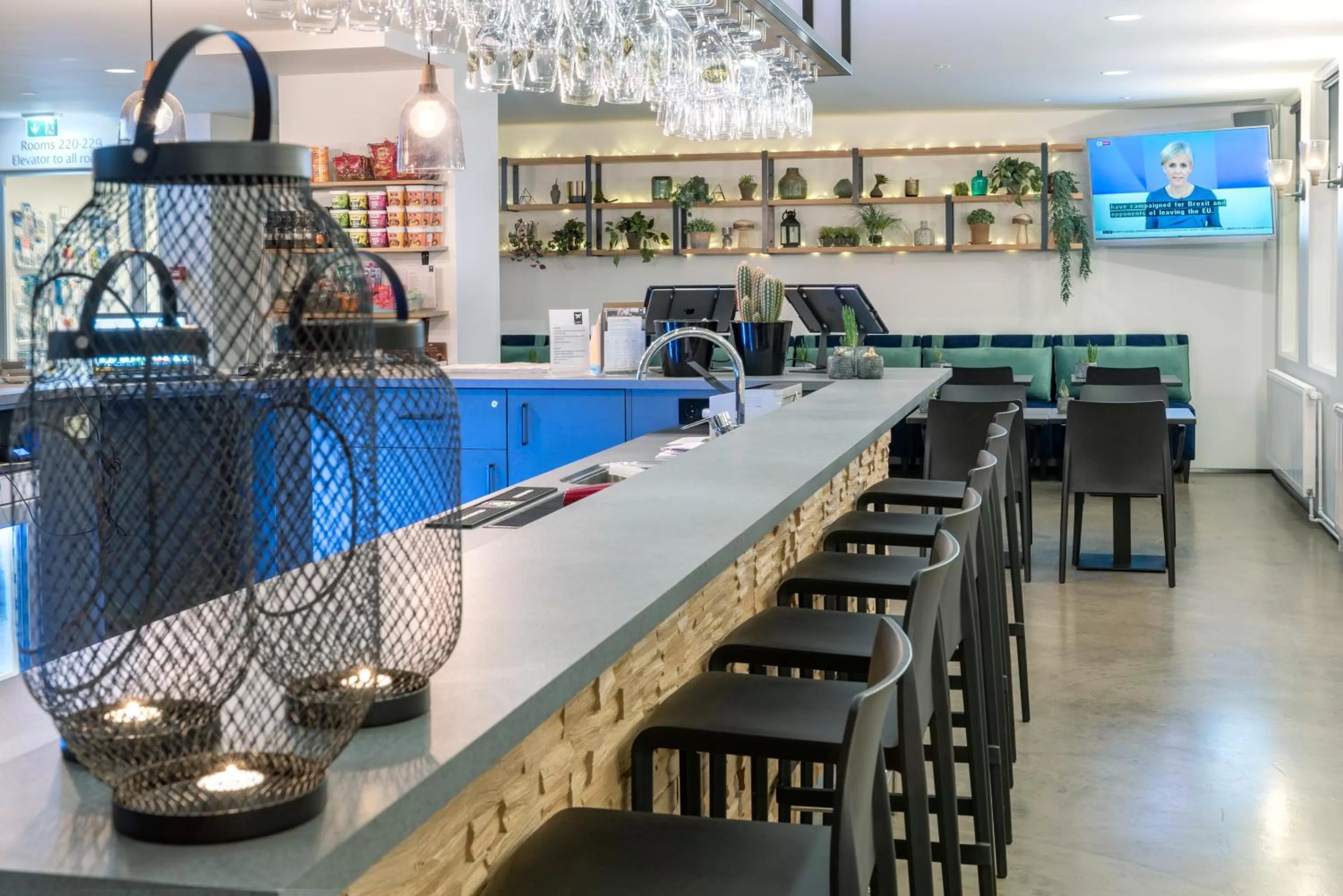 Communal lounge/ TV room in 201 Hotel