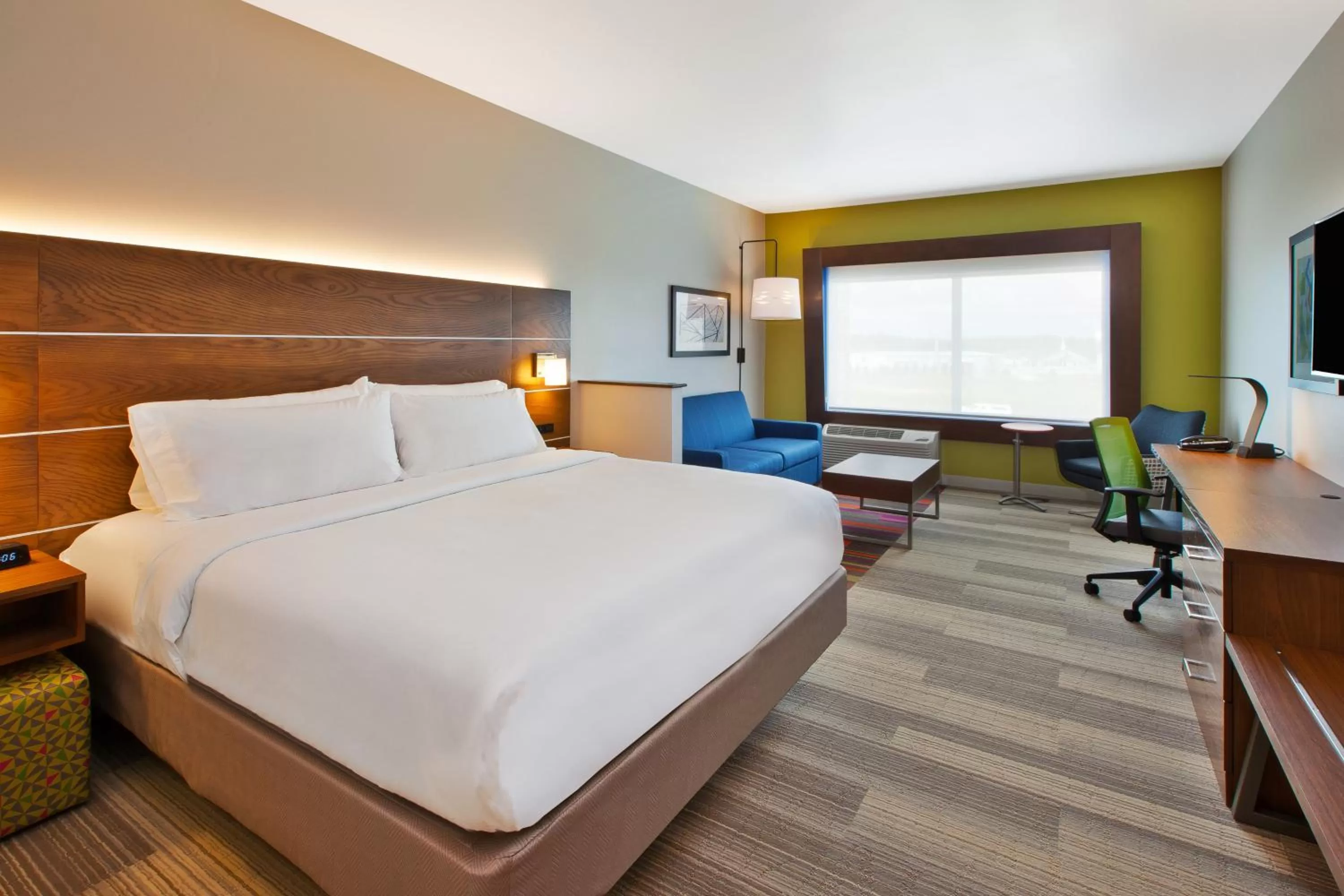 Photo of the whole room, Bed in Holiday Inn Express and Suites South Hill by IHG