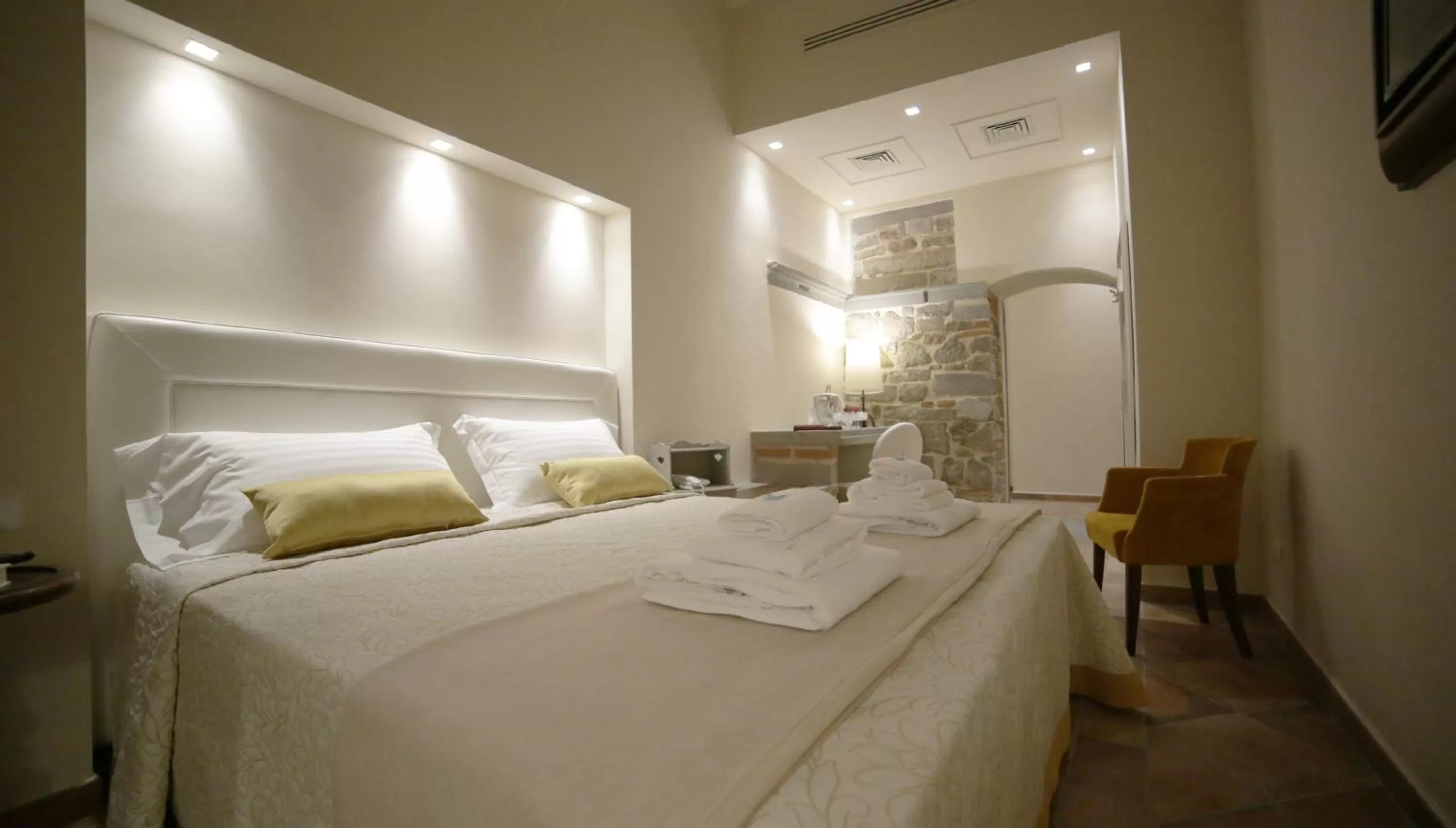 Photo of the whole room, Bed in Hotel Renaissance