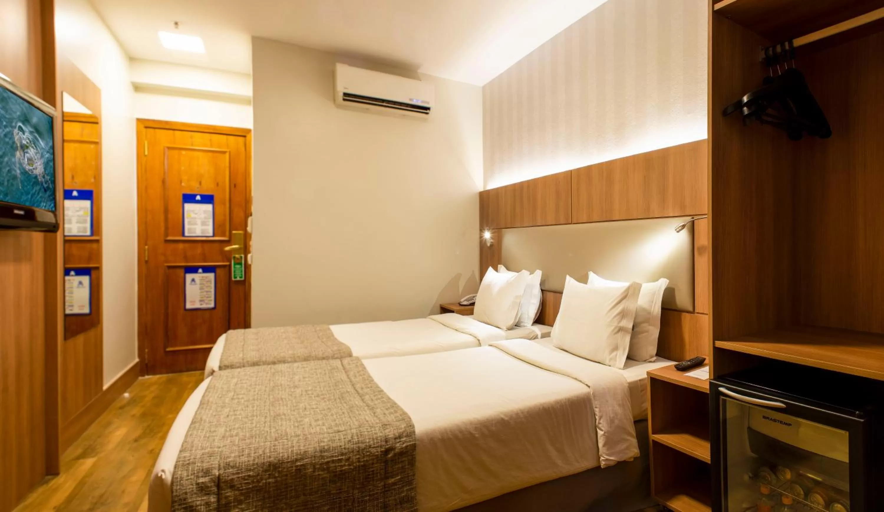 Photo of the whole room, Bed in Hotel Astoria Copacabana