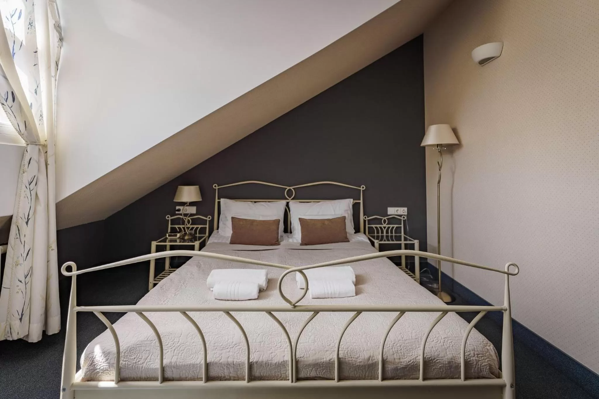 Bed in Moon Garden Old Town Hotel