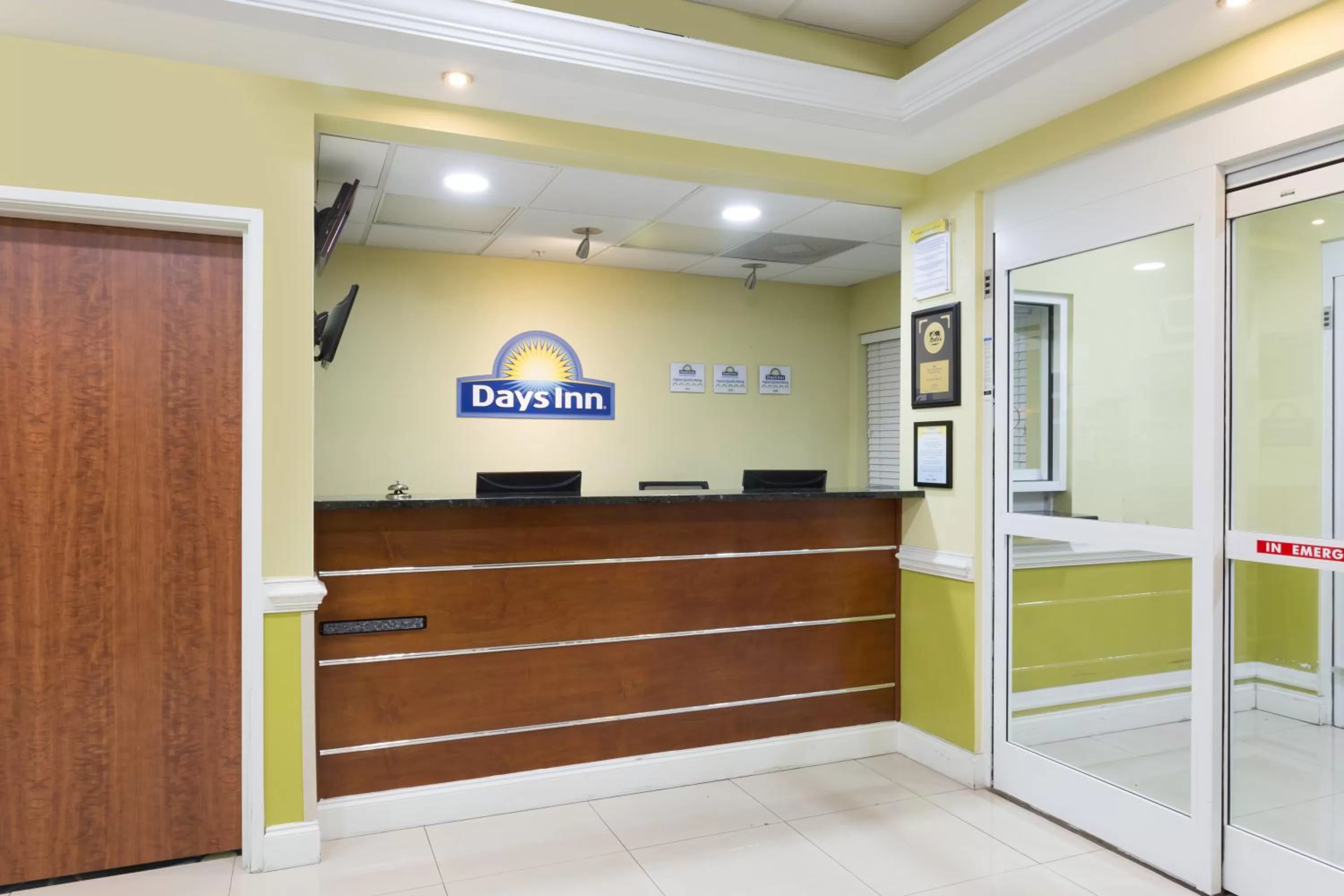 Lobby or reception in Days Inn & Suites by Wyndham Savannah North I-95