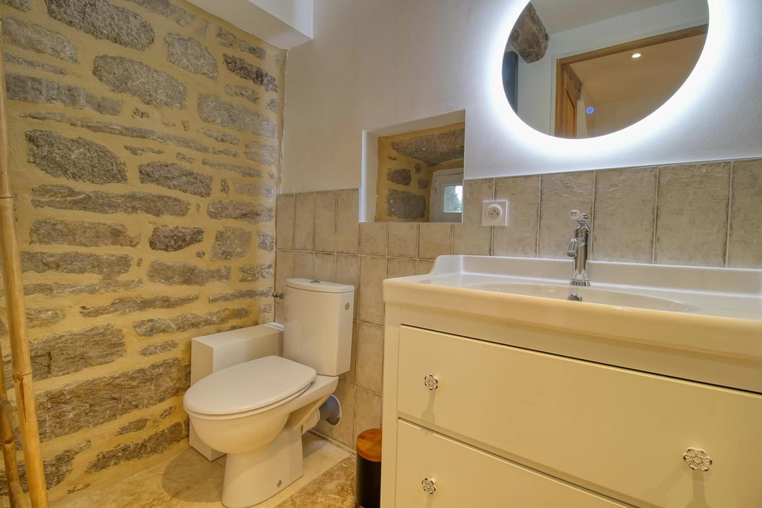 Shower, Bathroom in KERBELEG, ferme-manoir du XVè siècle, chambres grand confort