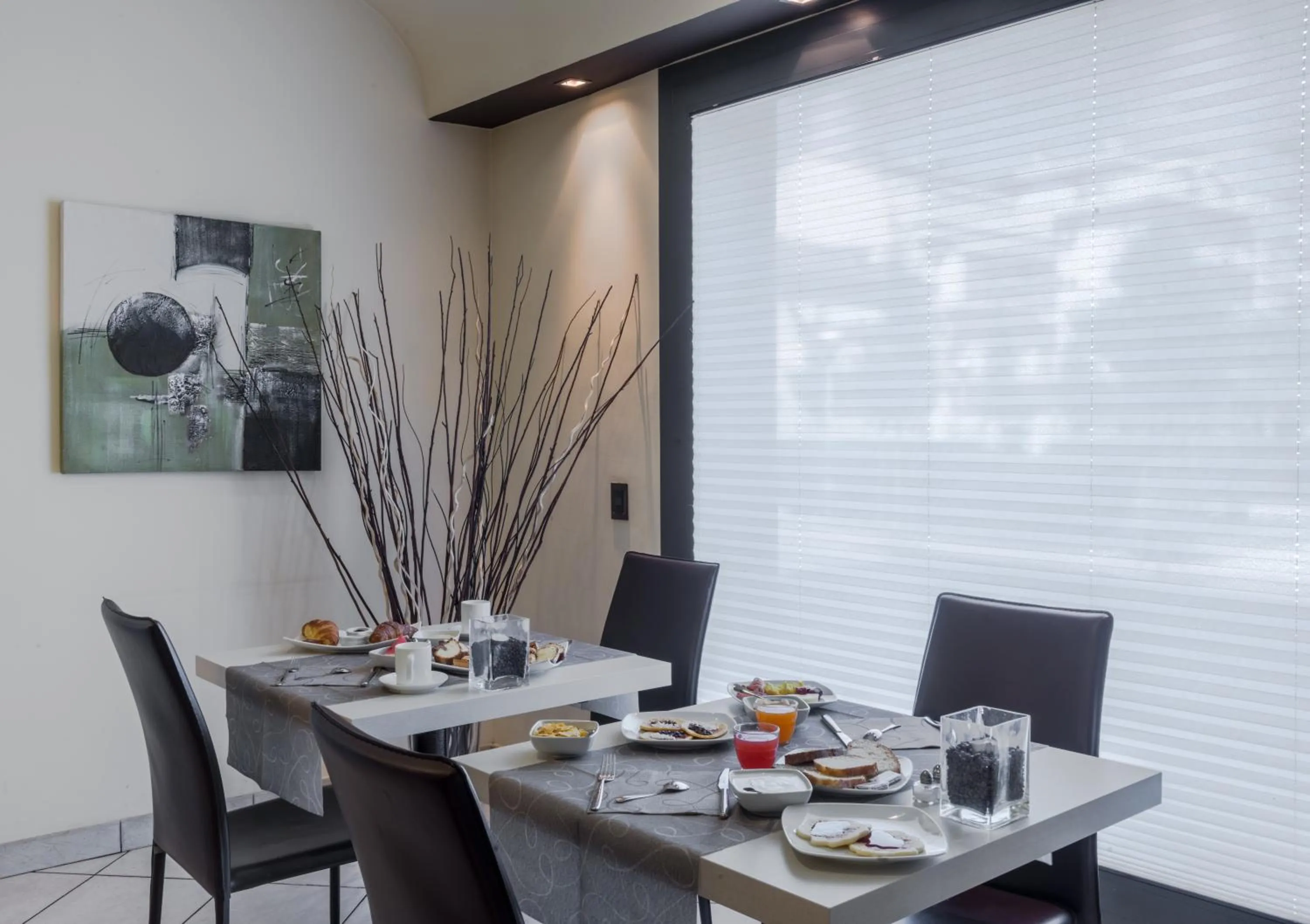 Restaurant/places to eat in Hotel Montebello