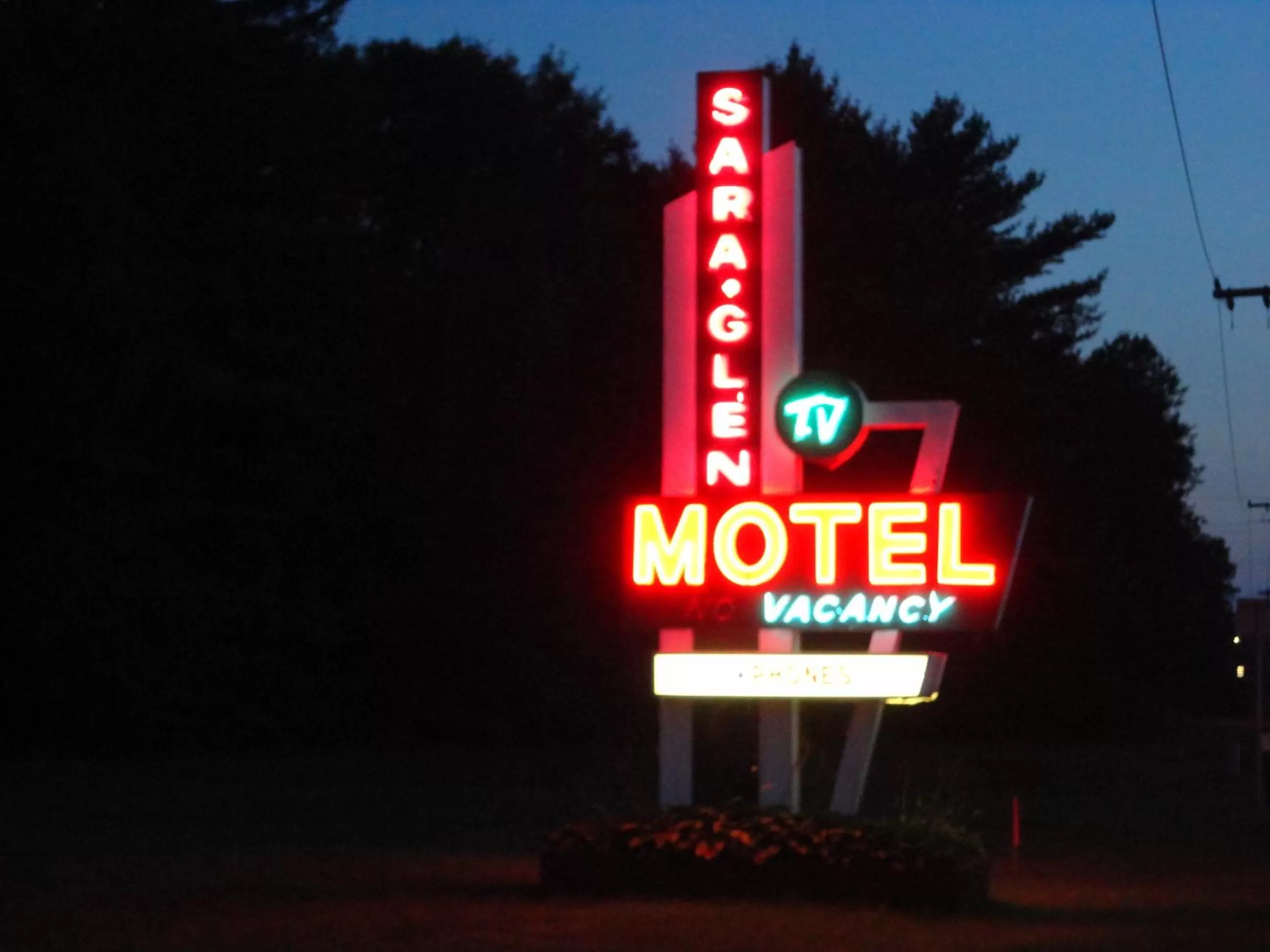 Night in Sara Glen Motel - Saratoga Springs-Glens Falls