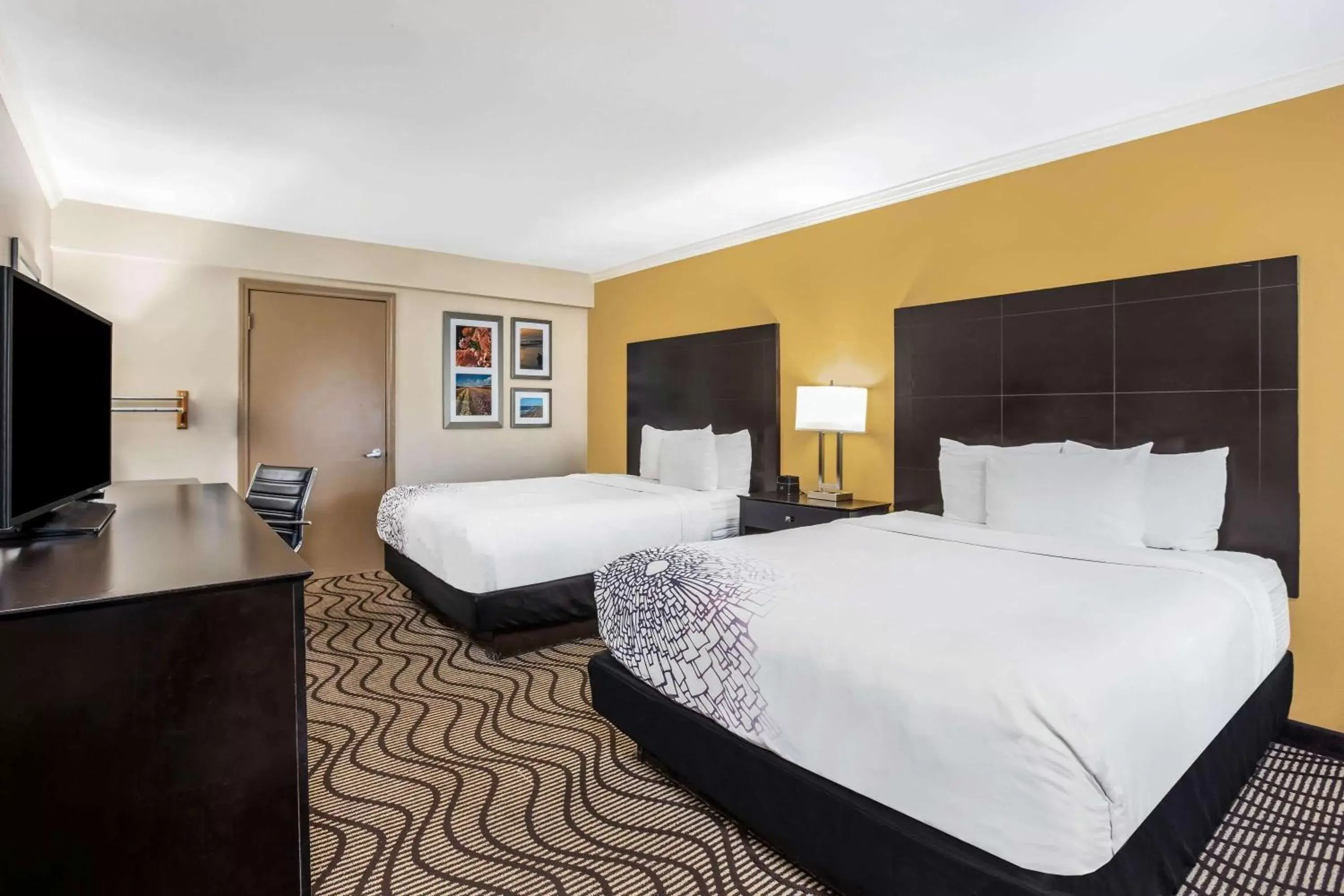 Queen Room with Two Queen Beds - Mobility Access/Non-Smoking in La Quinta by Wyndham Carlsbad - Legoland Area Queen Room with Two Queen Beds - Mobility Access/Non-Smoking in La Quinta by Wyndham Carlsbad - Legoland Area