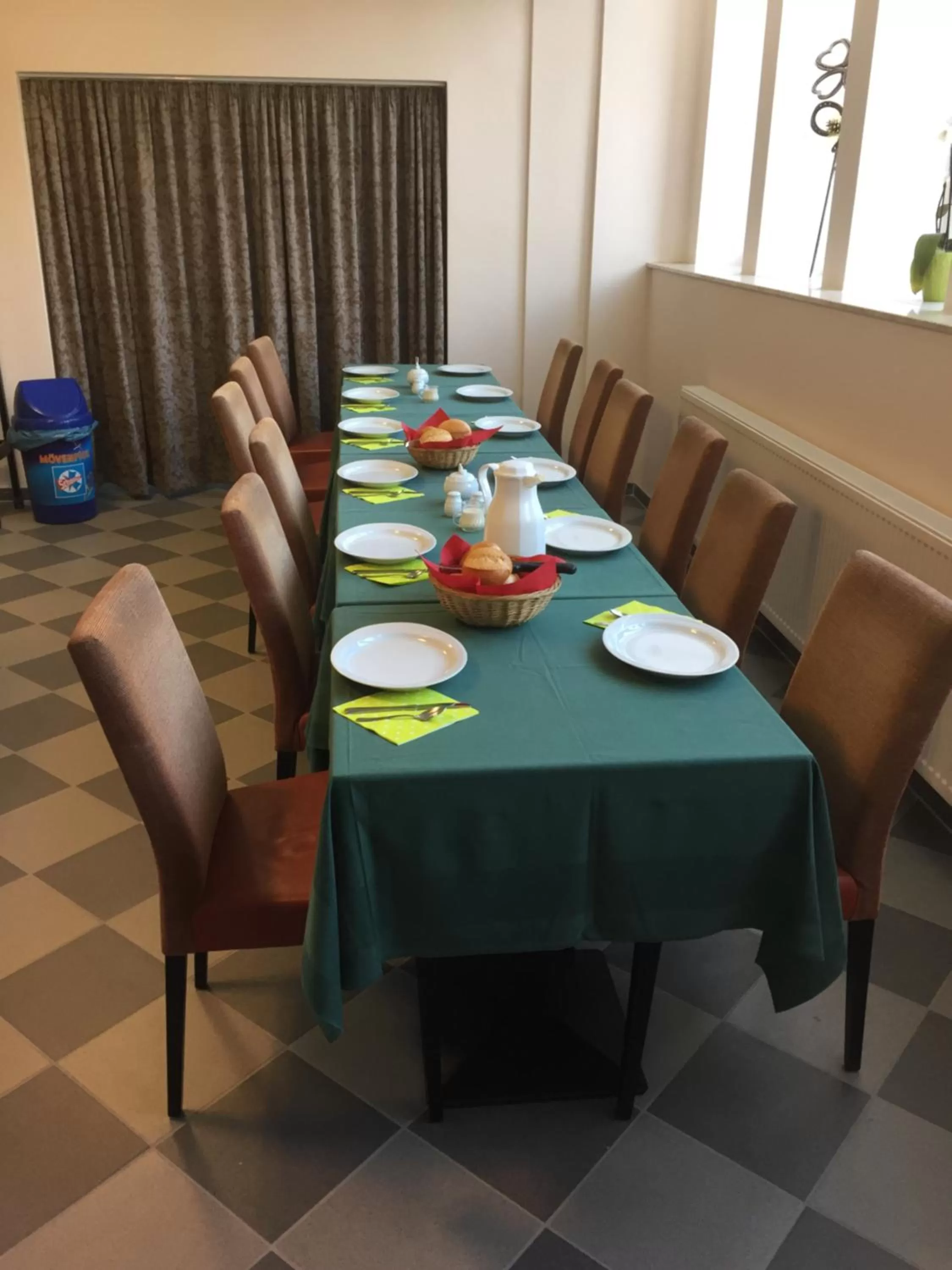 Breakfast in Motel Monteur