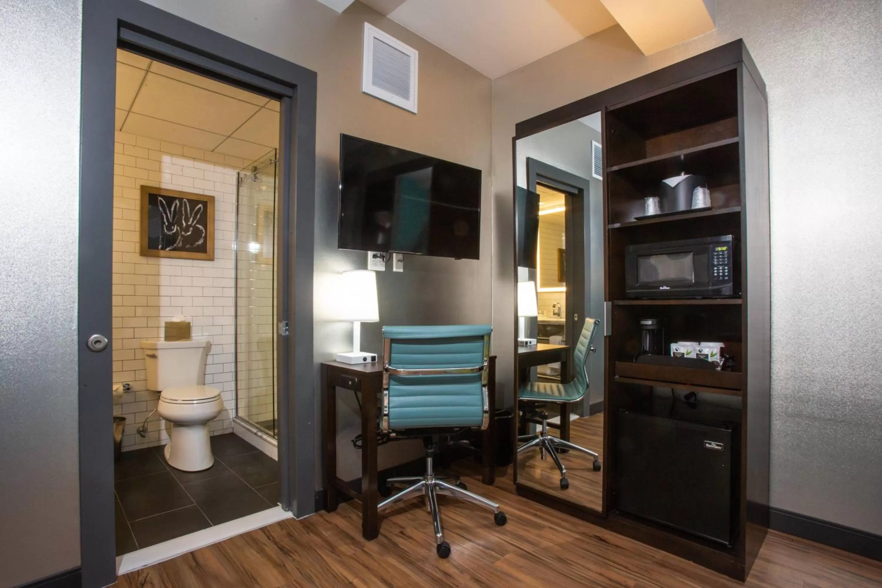 Small King Room - Hearing Accessible in Fairfield Inn & Suites by Marriott Philadelphia Downtown/Center City