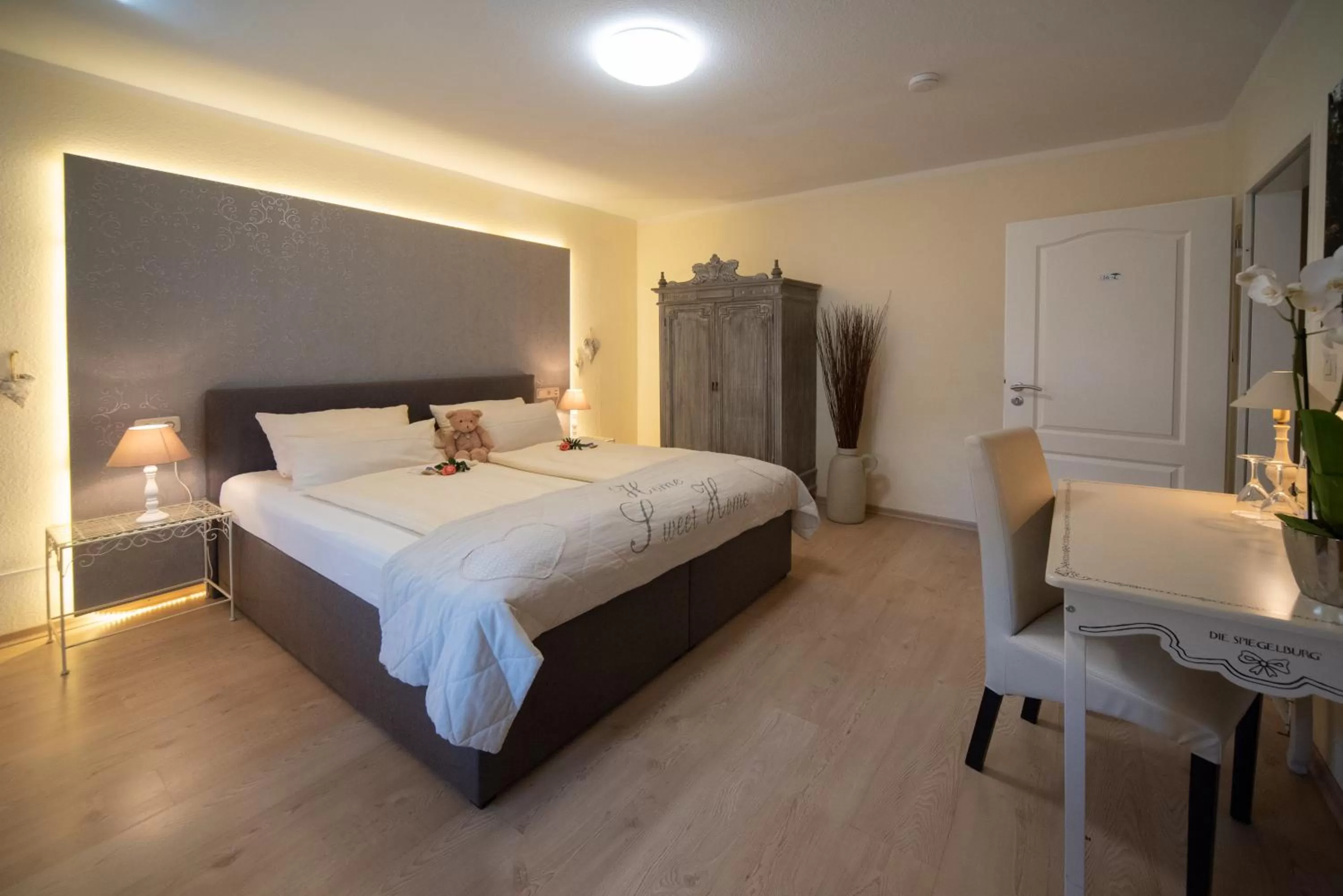 Photo of the whole room, Bed in Hotel Garni Zum Grünen Baum