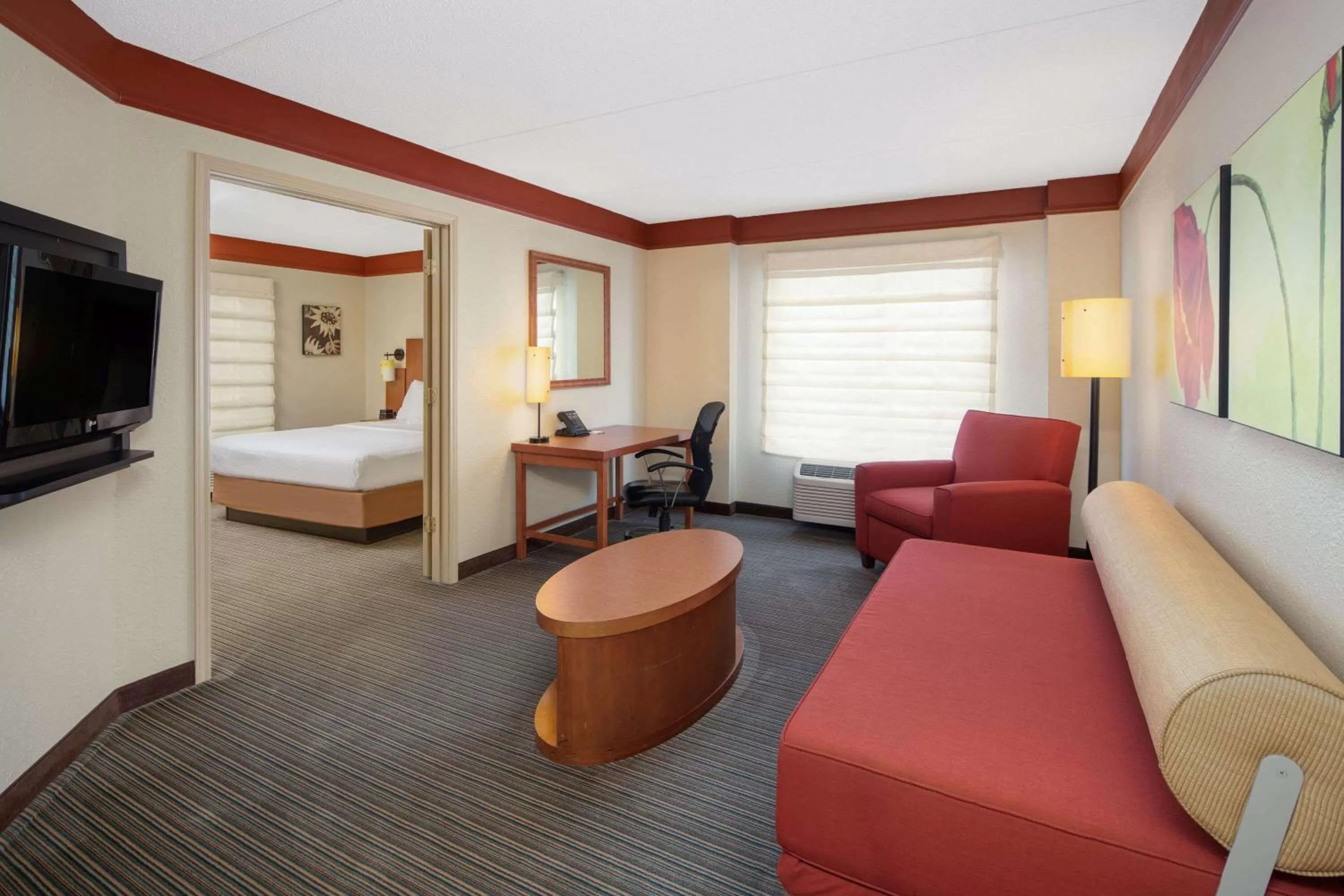Photo of the whole room, Bed in La Quinta by Wyndham Atlanta Ballpark/Galleria