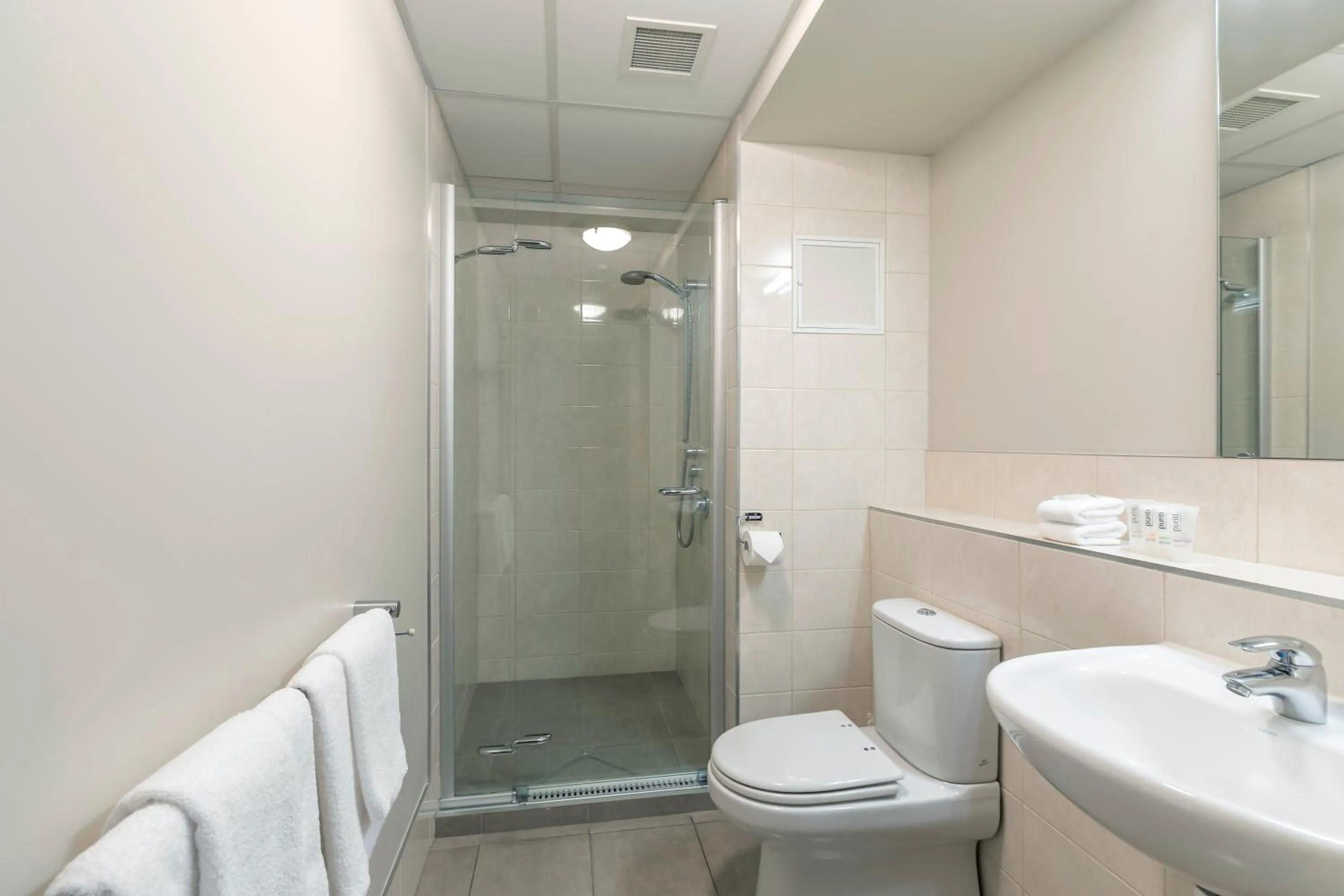 Shower in Quality Suites Central Square