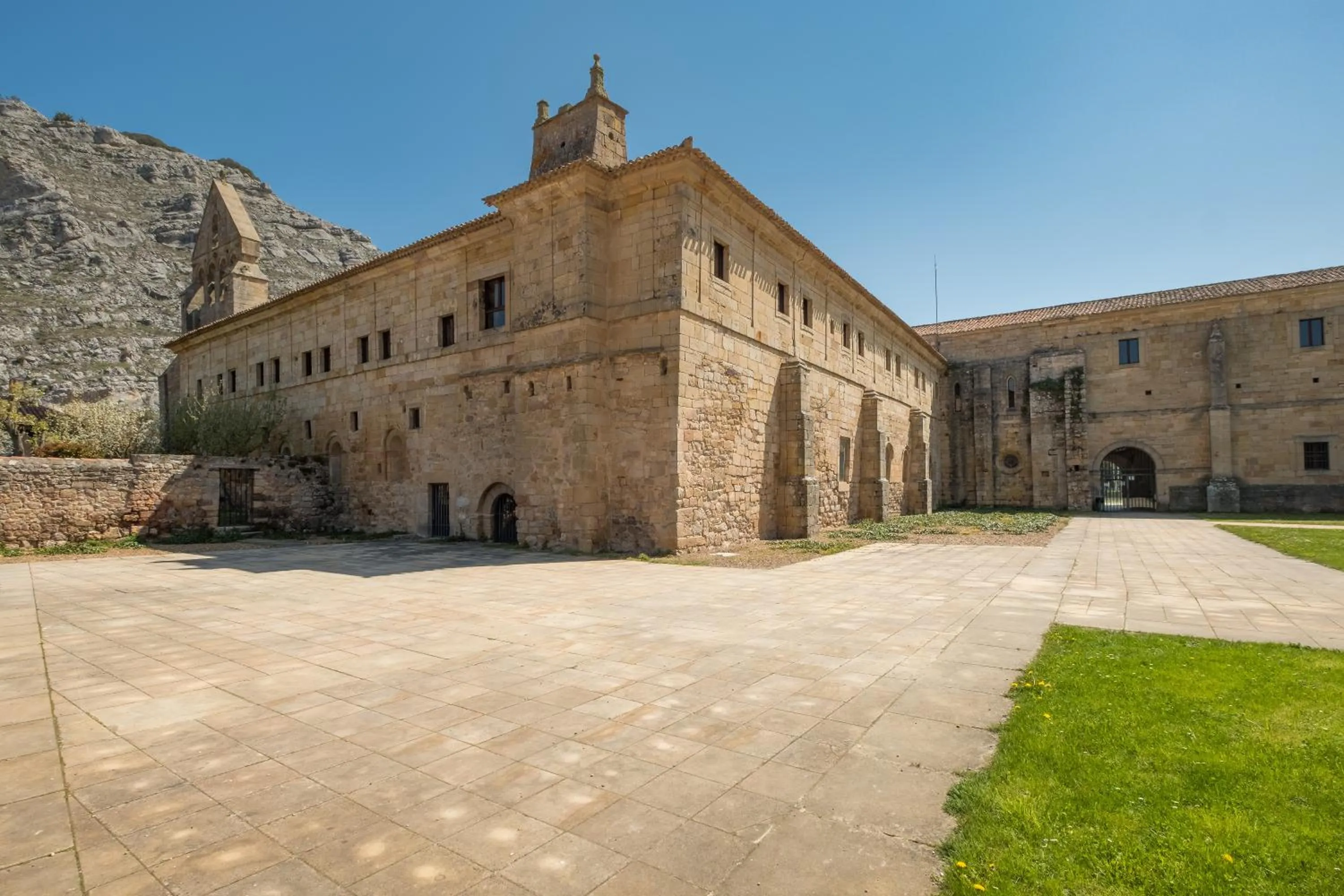 Facade/entrance, Property Building in Hotel Posada Santa Maria la Real