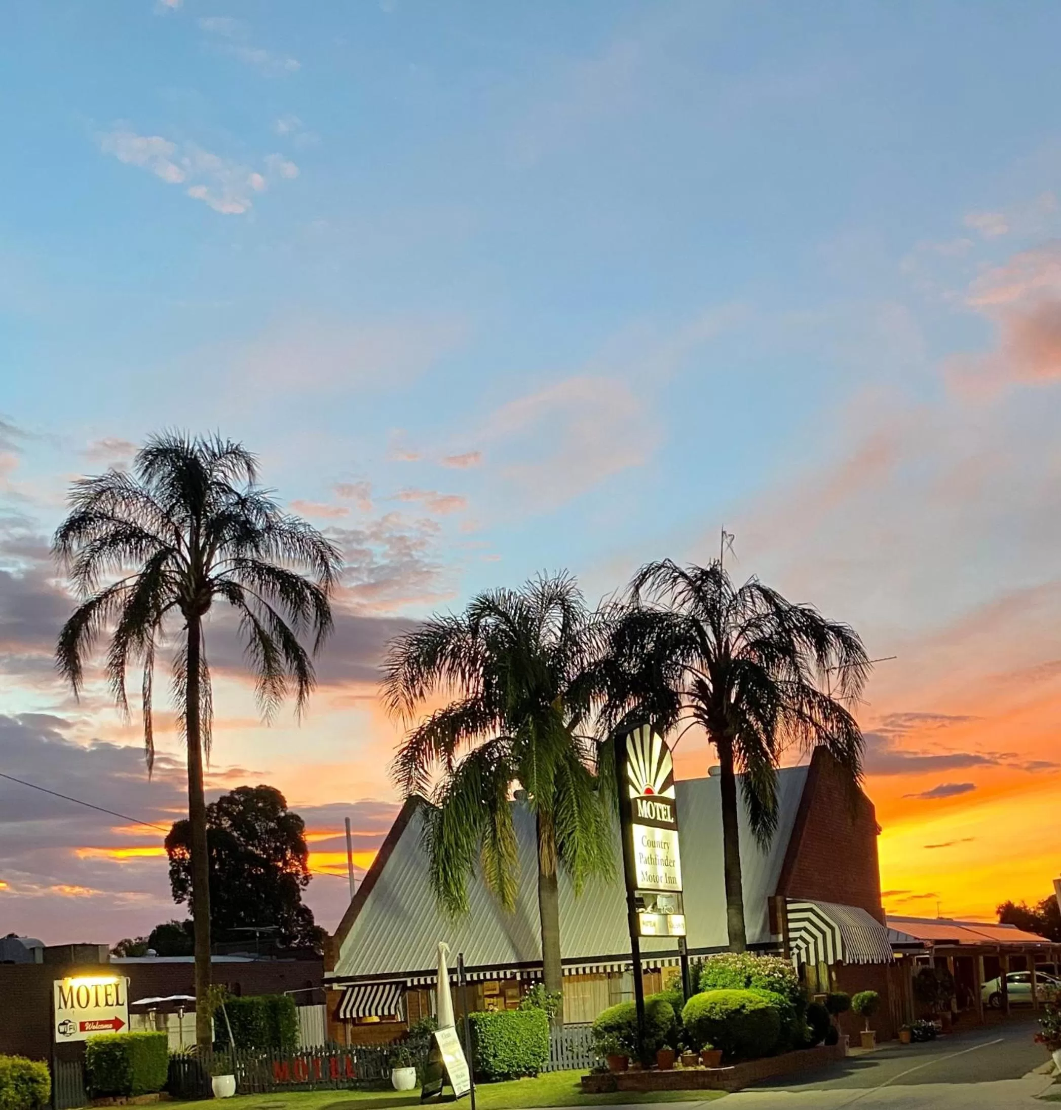 Property building in Country Pathfinder Motor Inn