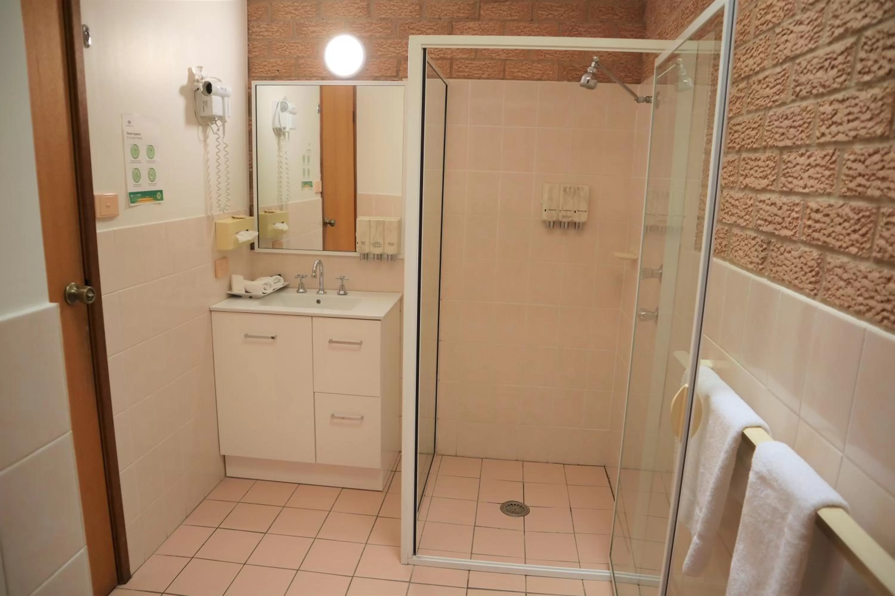 Golden Chain Aalana Motor Inn