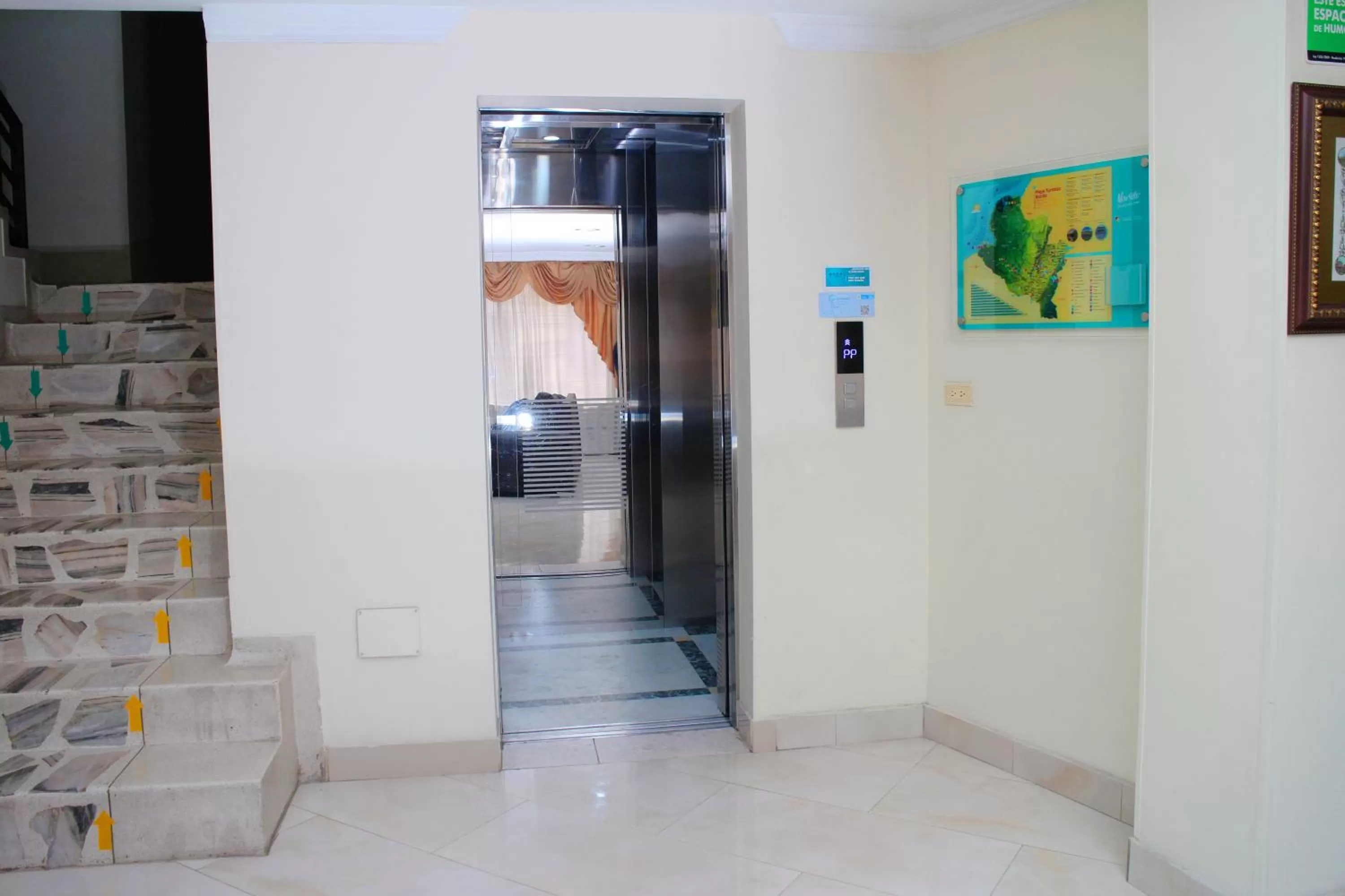 Lobby or reception in Hotel Santa Isabel 2