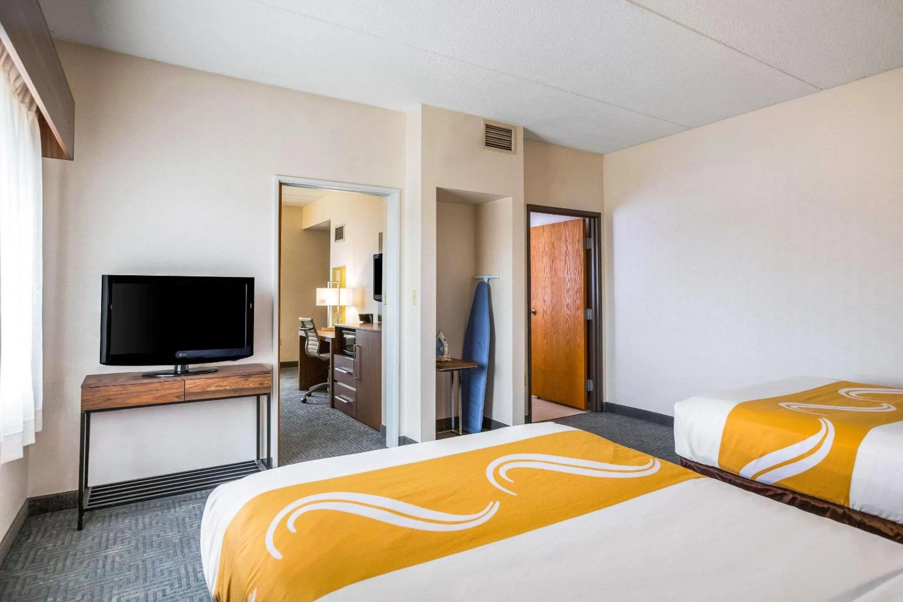 Bedroom, Bed in Quality Suites Lansing West