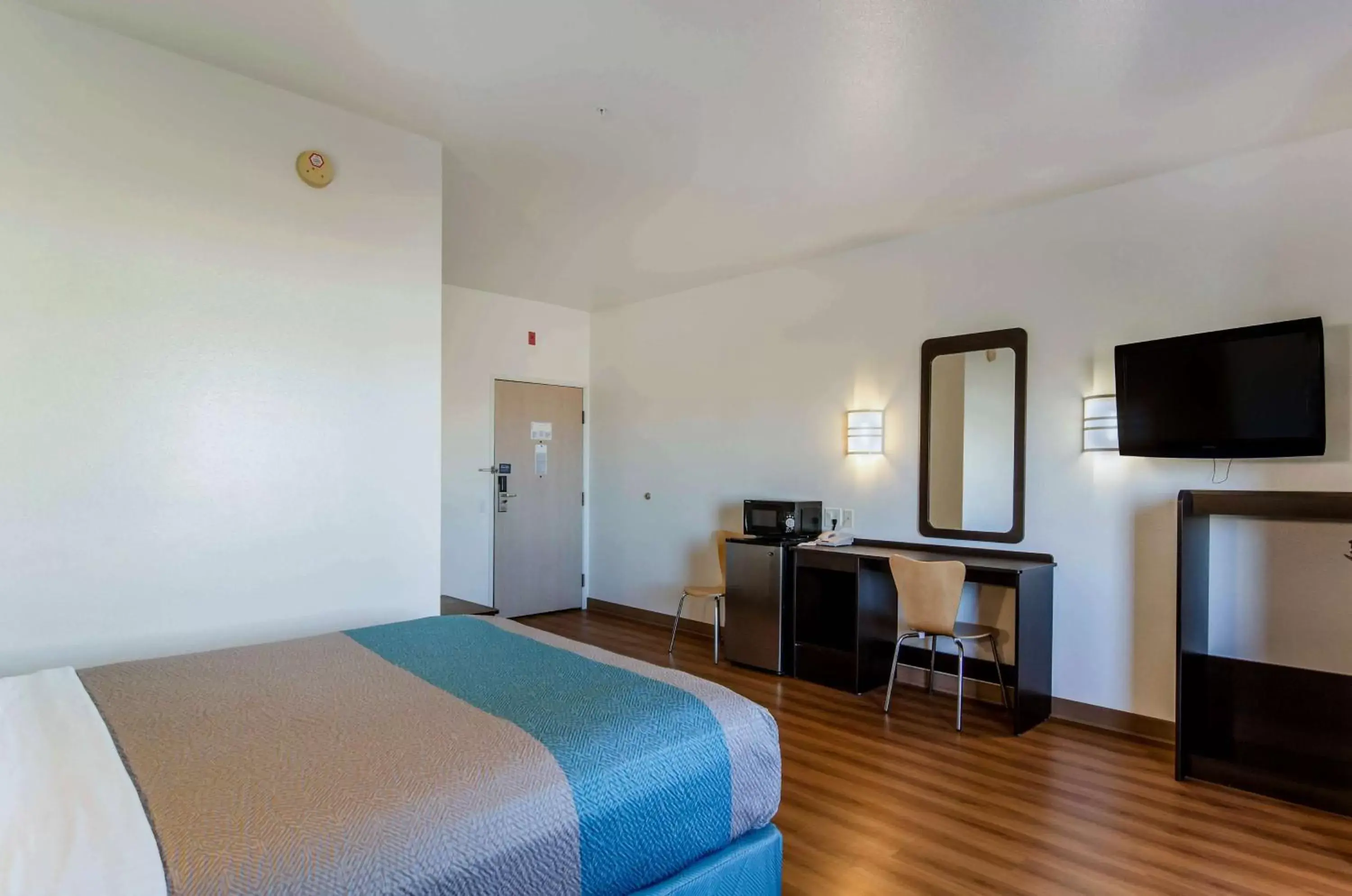 Queen Room - Disability Access - Non-Smoking in Motel 6-Wheatland, WY Queen Room - Disability Access - Non-Smoking in Motel 6-Wheatland, WY