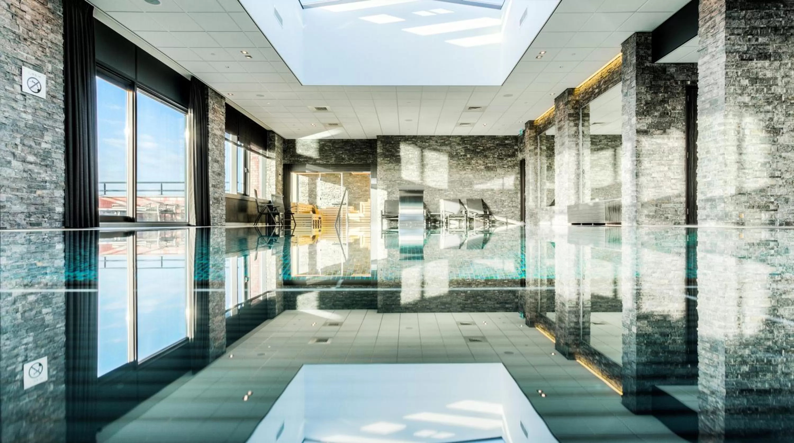 Swimming pool in Van der Valk Hotel Dordrecht