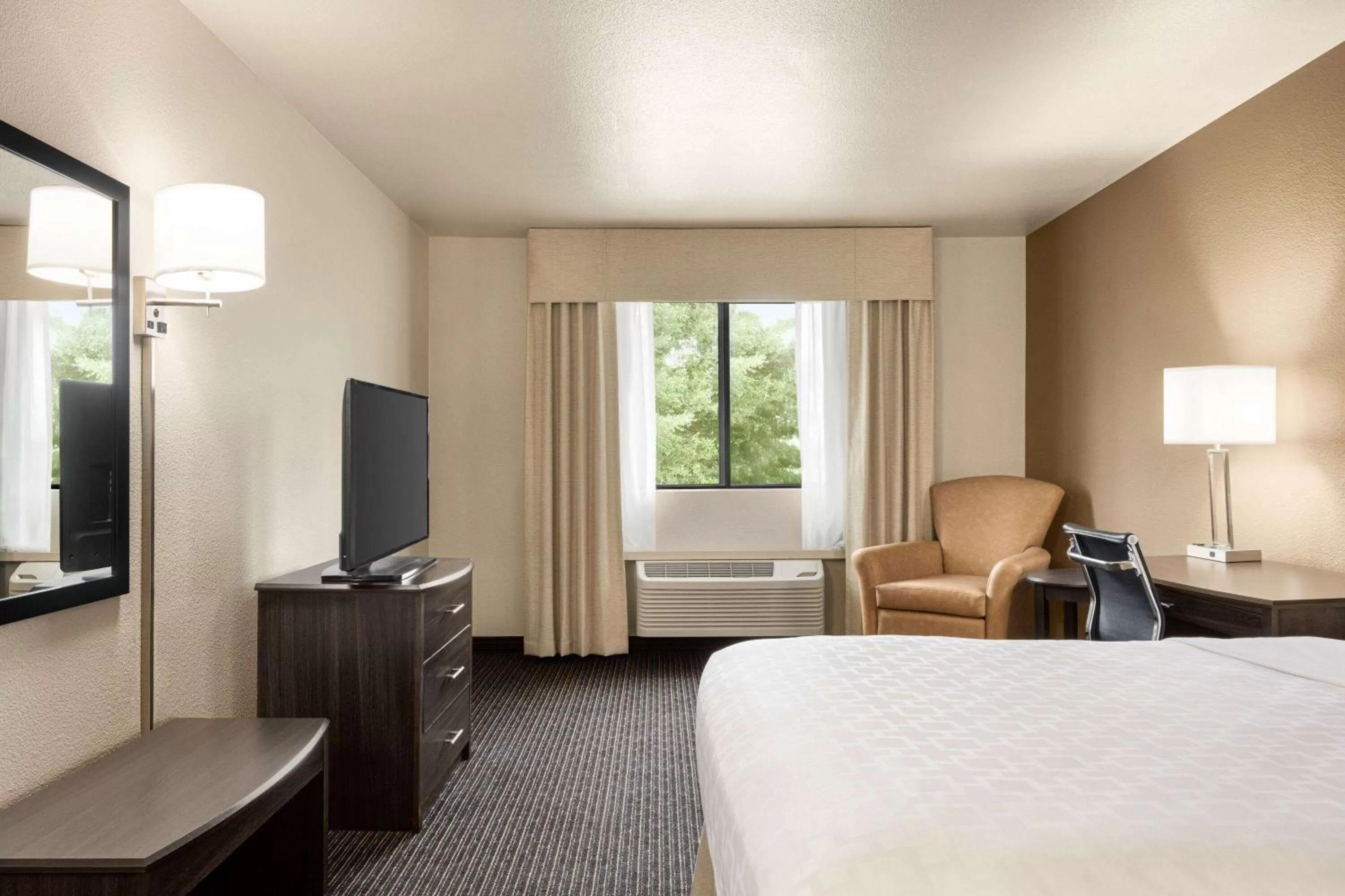 Photo of the whole room, Bed in Baymont by Wyndham Hearne